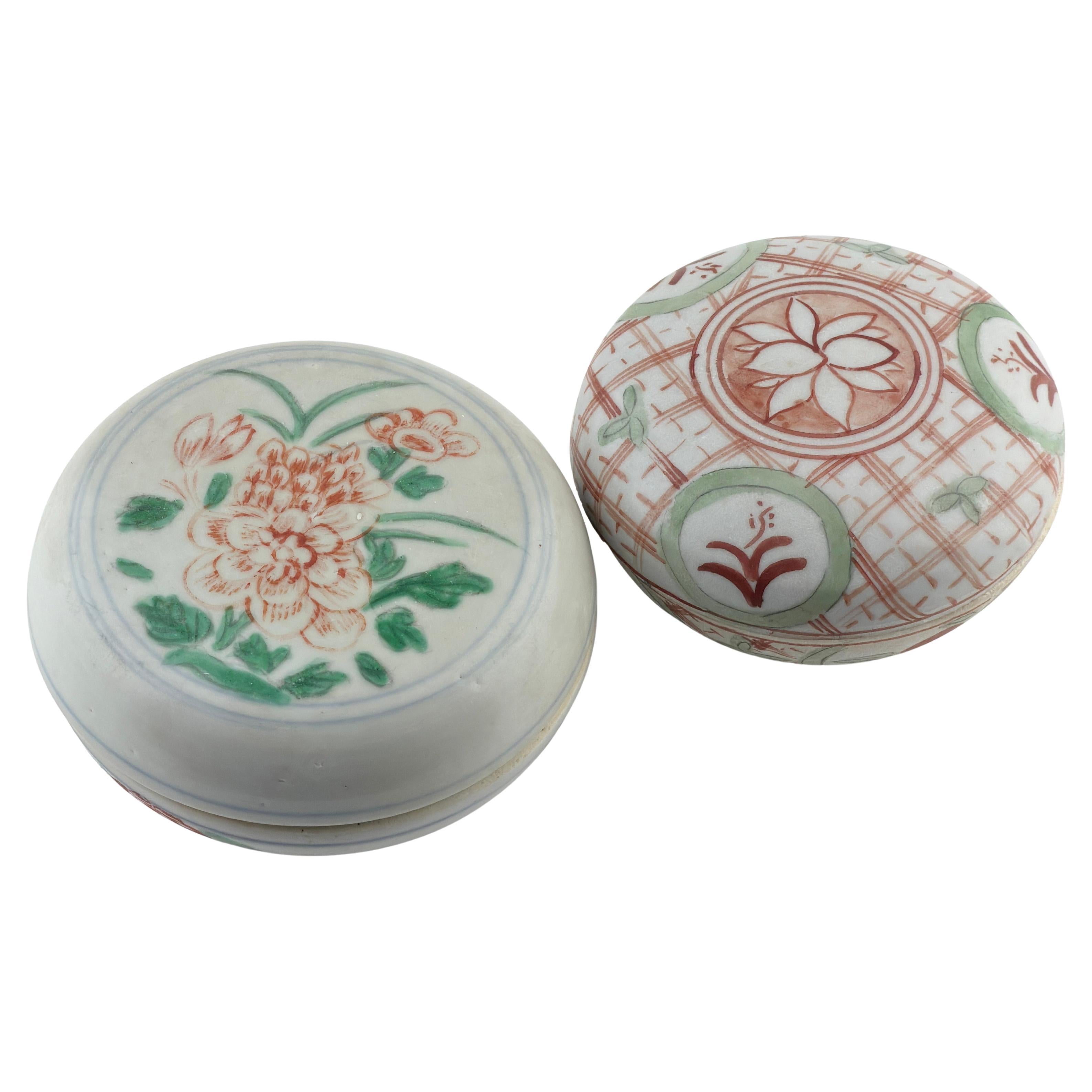 A Pair of Swatow Famille Verte Porcelain Boxes and Covers