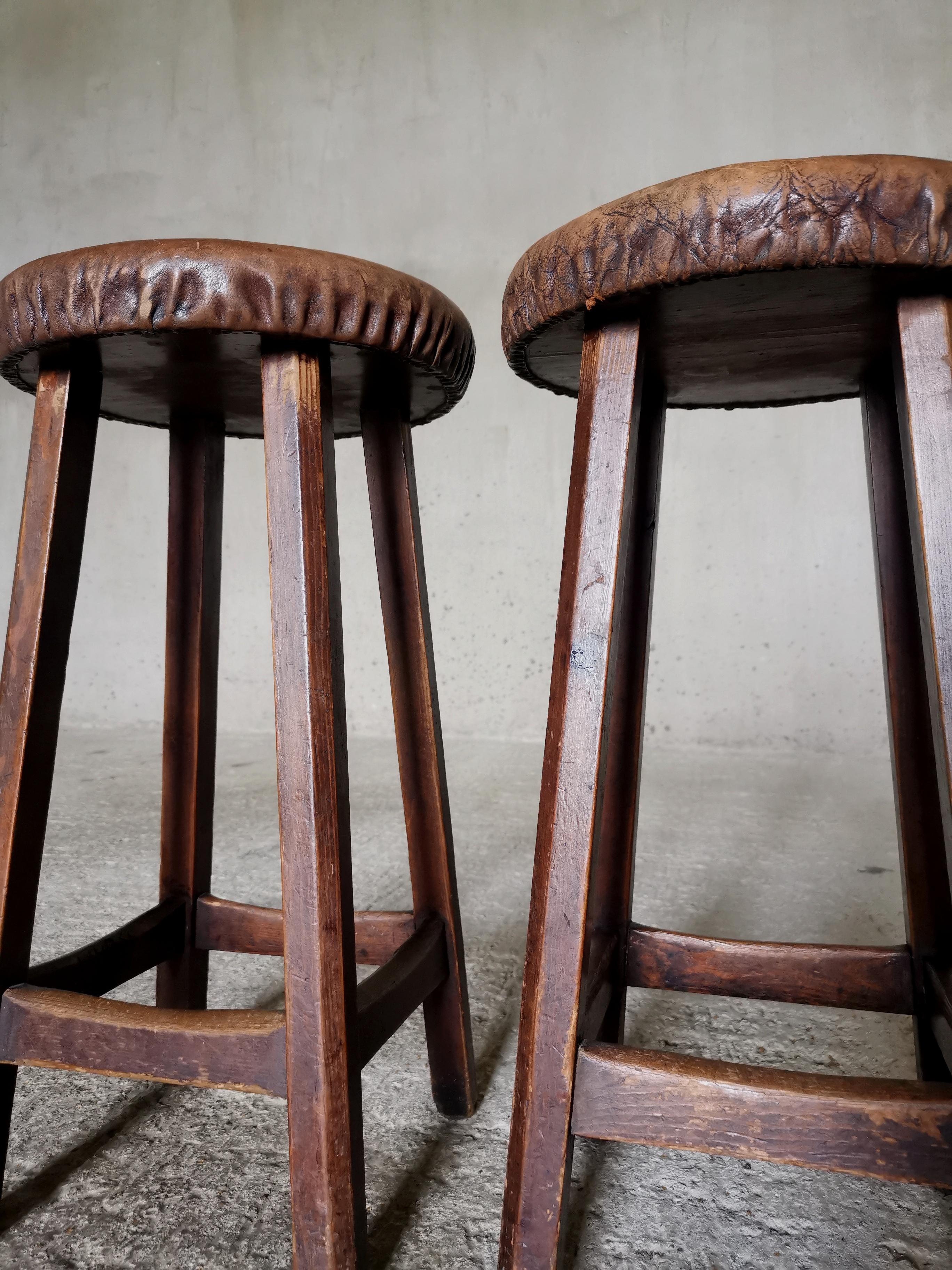 A pair of Swedish 1930-40s workshop stools in solid pine, original leather seats In Good Condition For Sale In Ystad, SE