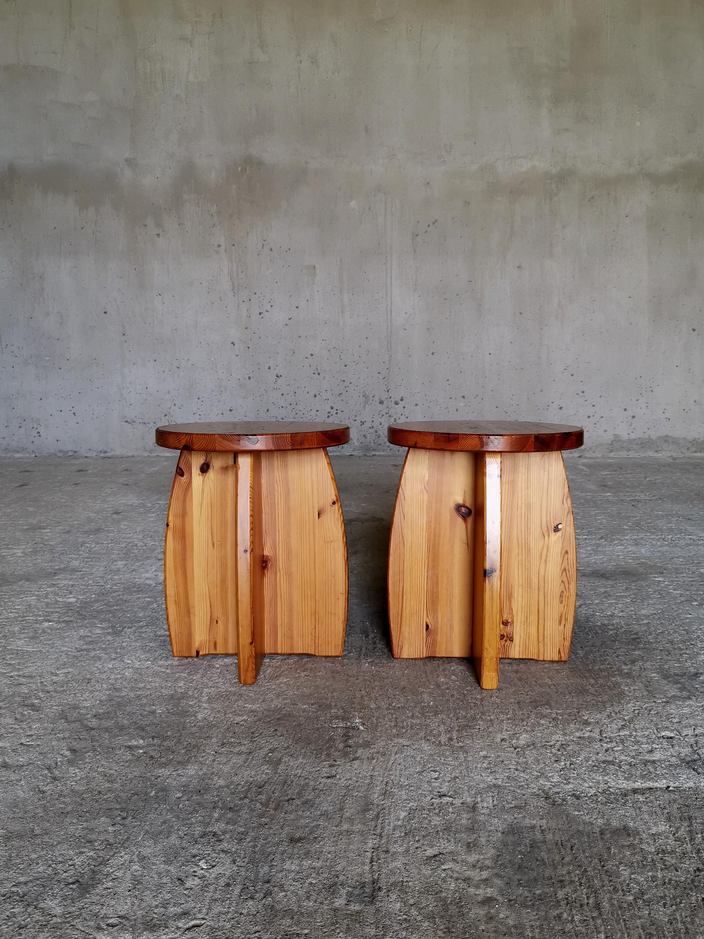 A pair of Swedish 1970s minimalist stools/side tables in solid pine. 
Same matching beautiful Les Arcs like color and patina on both stools. 

Dimensions:
H: 43 cm
SH: 43 cm
Diameter 35 cm