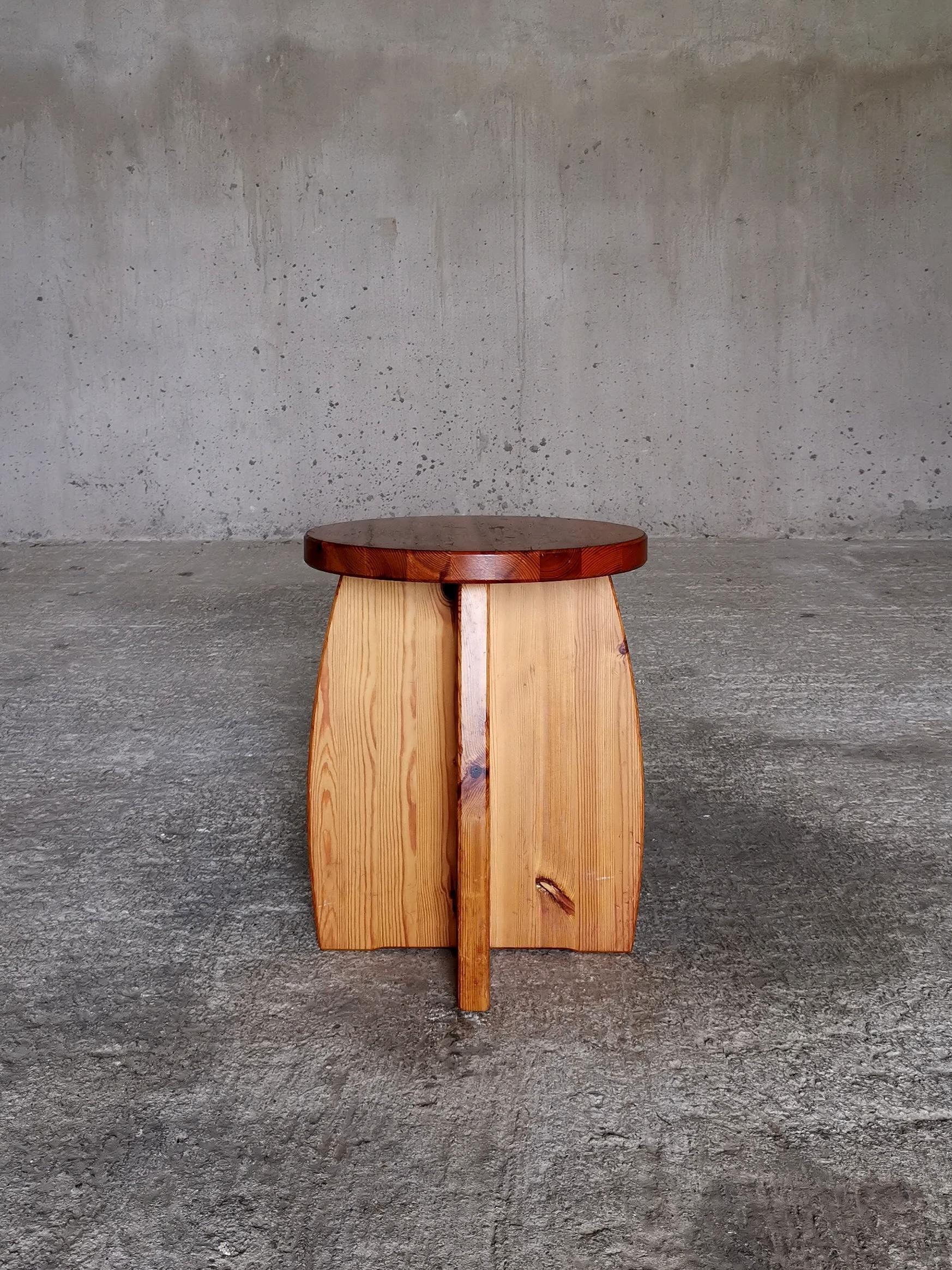 A pair of Swedish 1970s solid pine stools/side tables, Les Arcs like patina. In Good Condition For Sale In Ystad, SE