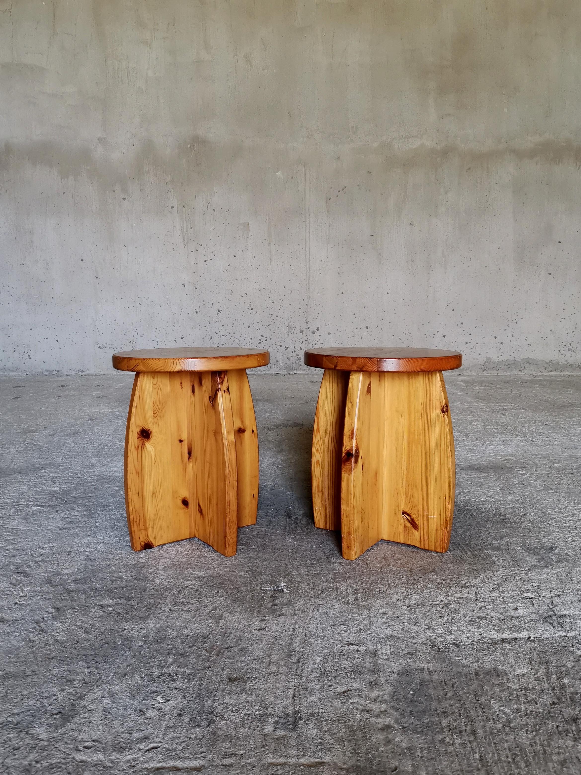 A pair of Swedish 1970s solid pine stools/side tables, Les Arcs like patina. For Sale 2