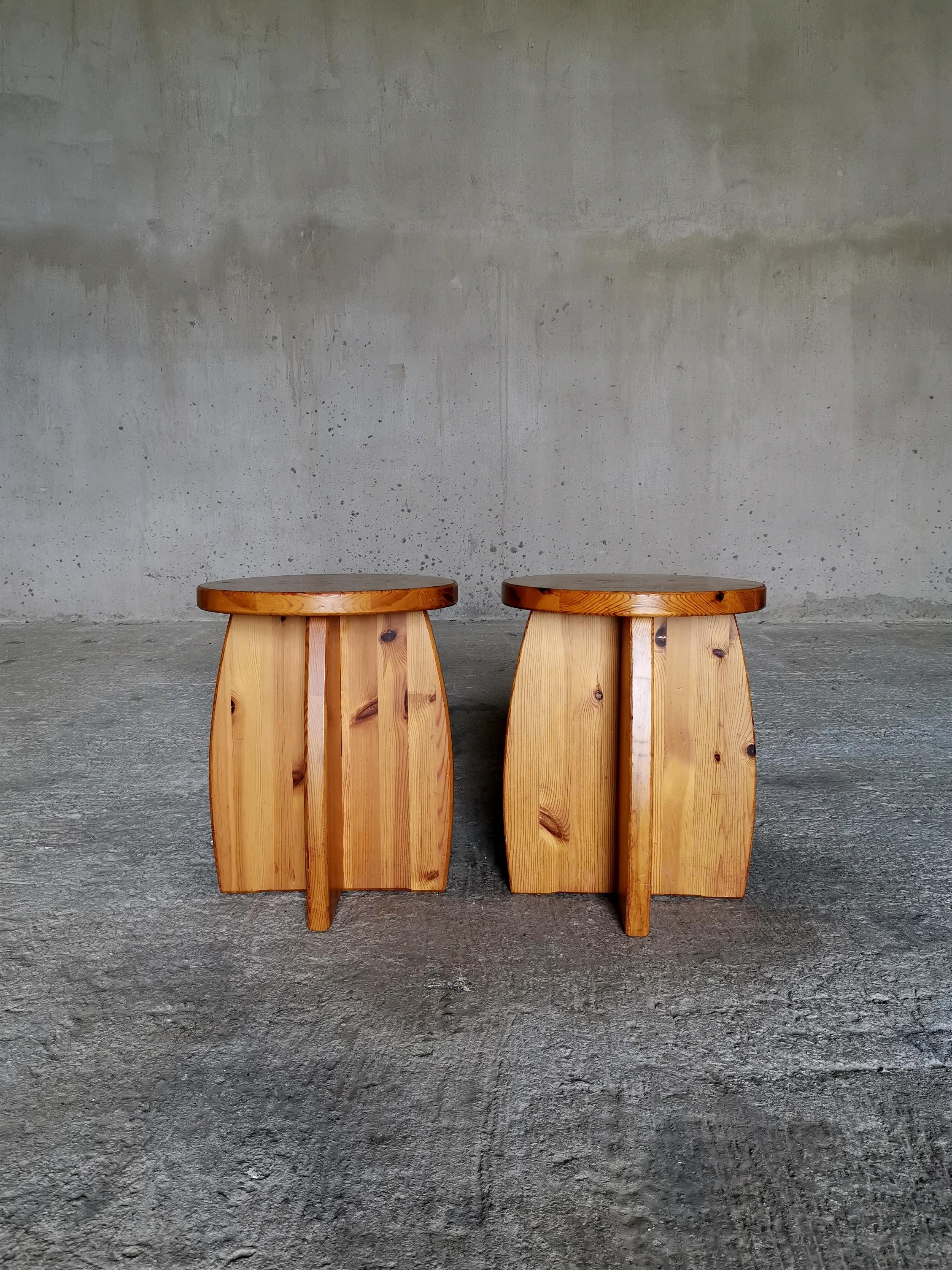 A pair of Swedish 1970s solid pine stools/side tables, Les Arcs like patina. For Sale 3
