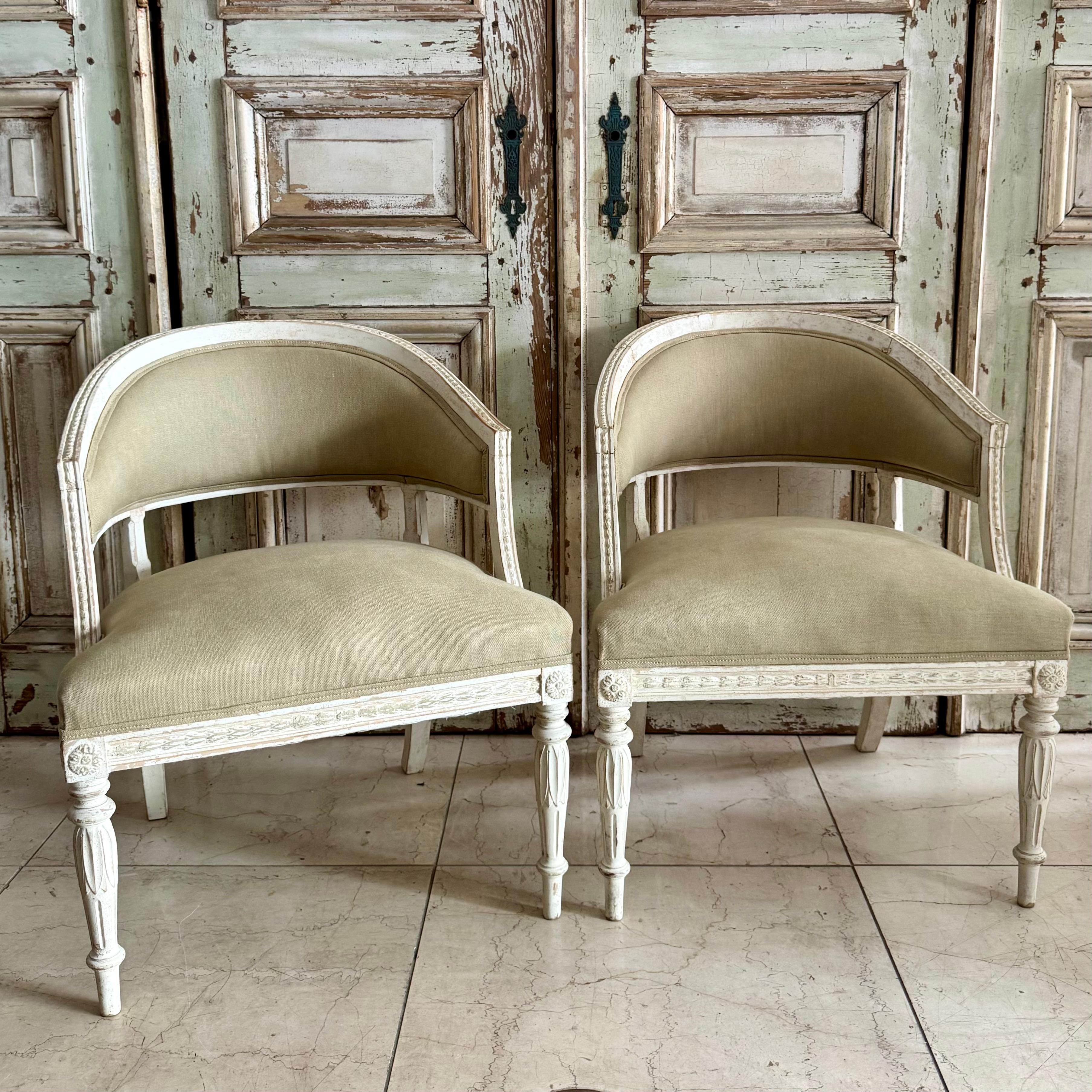 Coppia di poltrone con schienale a botte svedesi del XIX secolo in vendita 4