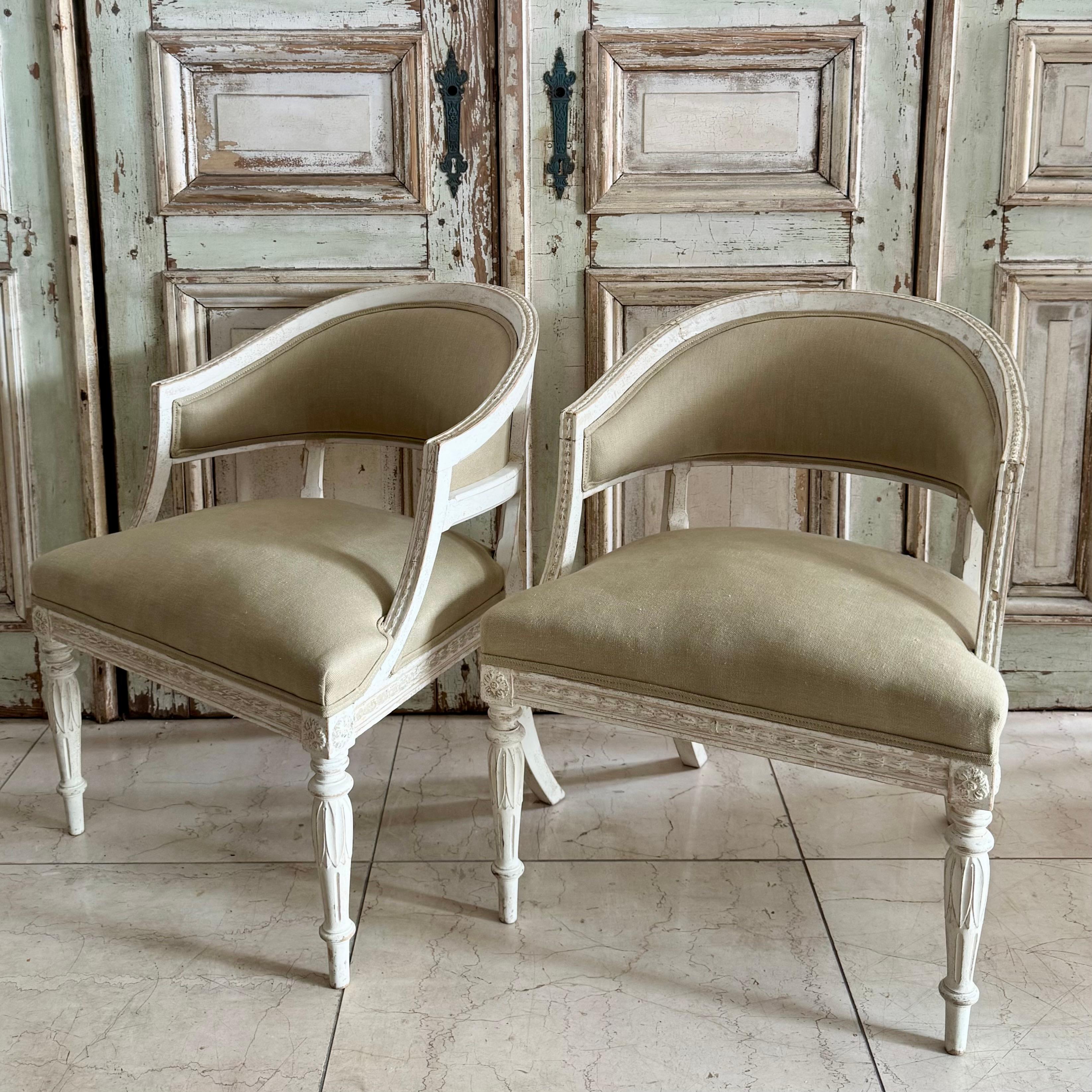 Svedese Coppia di poltrone con schienale a botte svedesi del XIX secolo in vendita