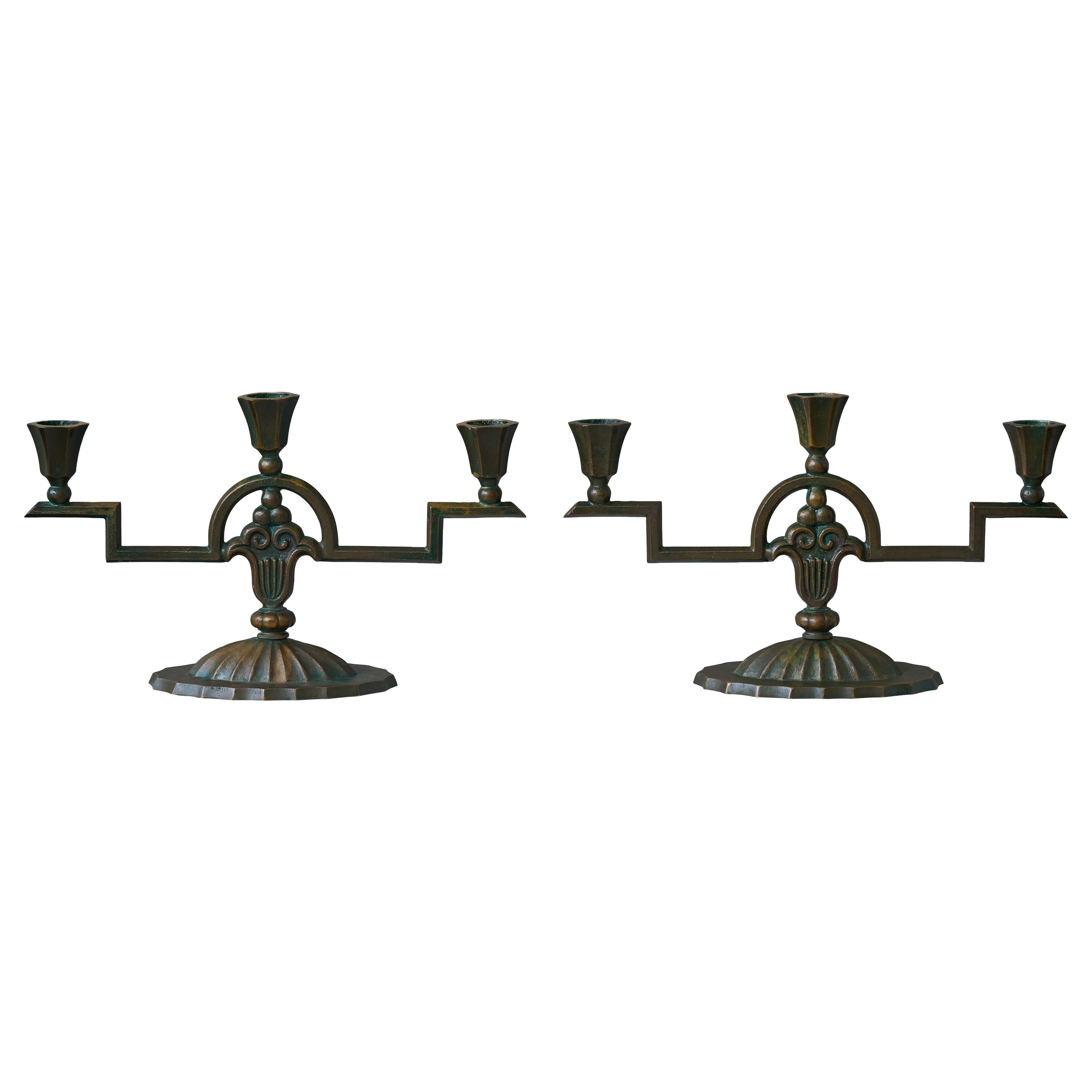 Ein Paar schwedische Art-déco-Bronzekandelaber von Äkta Brons, Schweden, 1930er Jahre. im Angebot