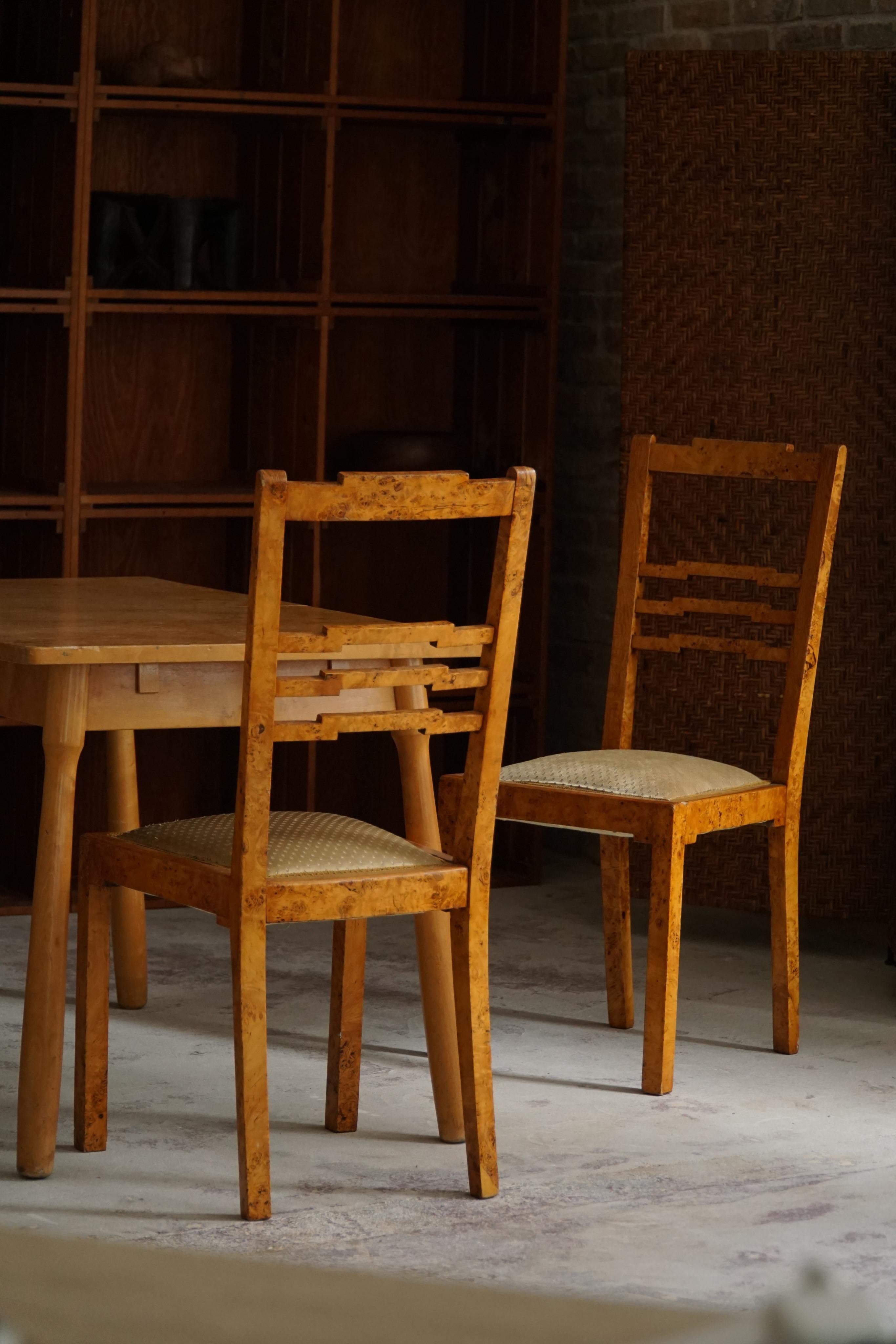 Ein Paar dekadenter, seltener Art-Déco-Esszimmerstühle aus Birkenwurzelholz, hergestellt Anfang des 20. Jahrhunderts von einem schwedischen Tischler. Etwa 1920er Jahre.
Tolle Schleierarbeit, die eine schöne Struktur in diesem dekorativen Stuhl