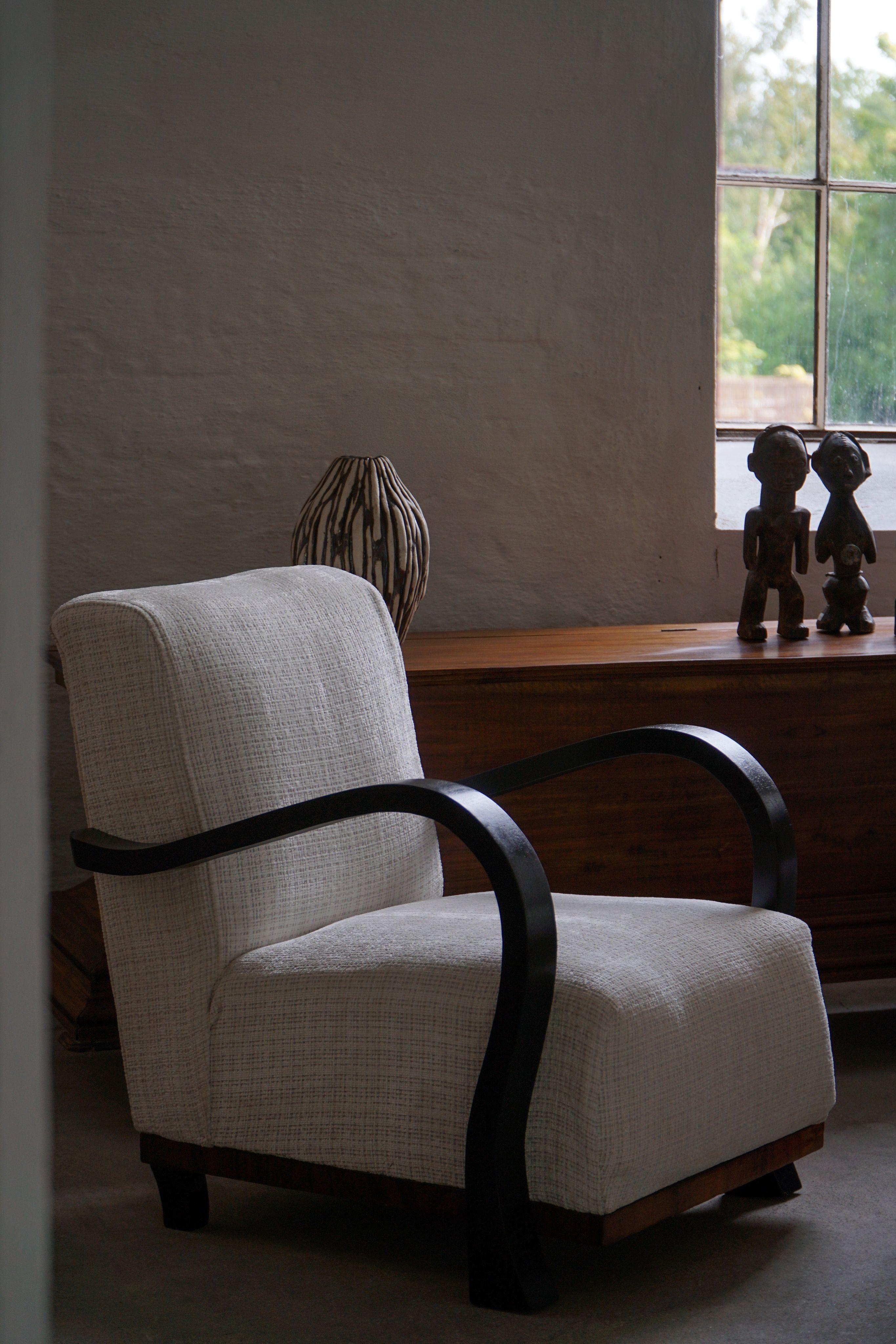 A Pair of Swedish Art Deco Lounge Chairs with Curved Armrests, 1930s In Good Condition For Sale In Odense, DK