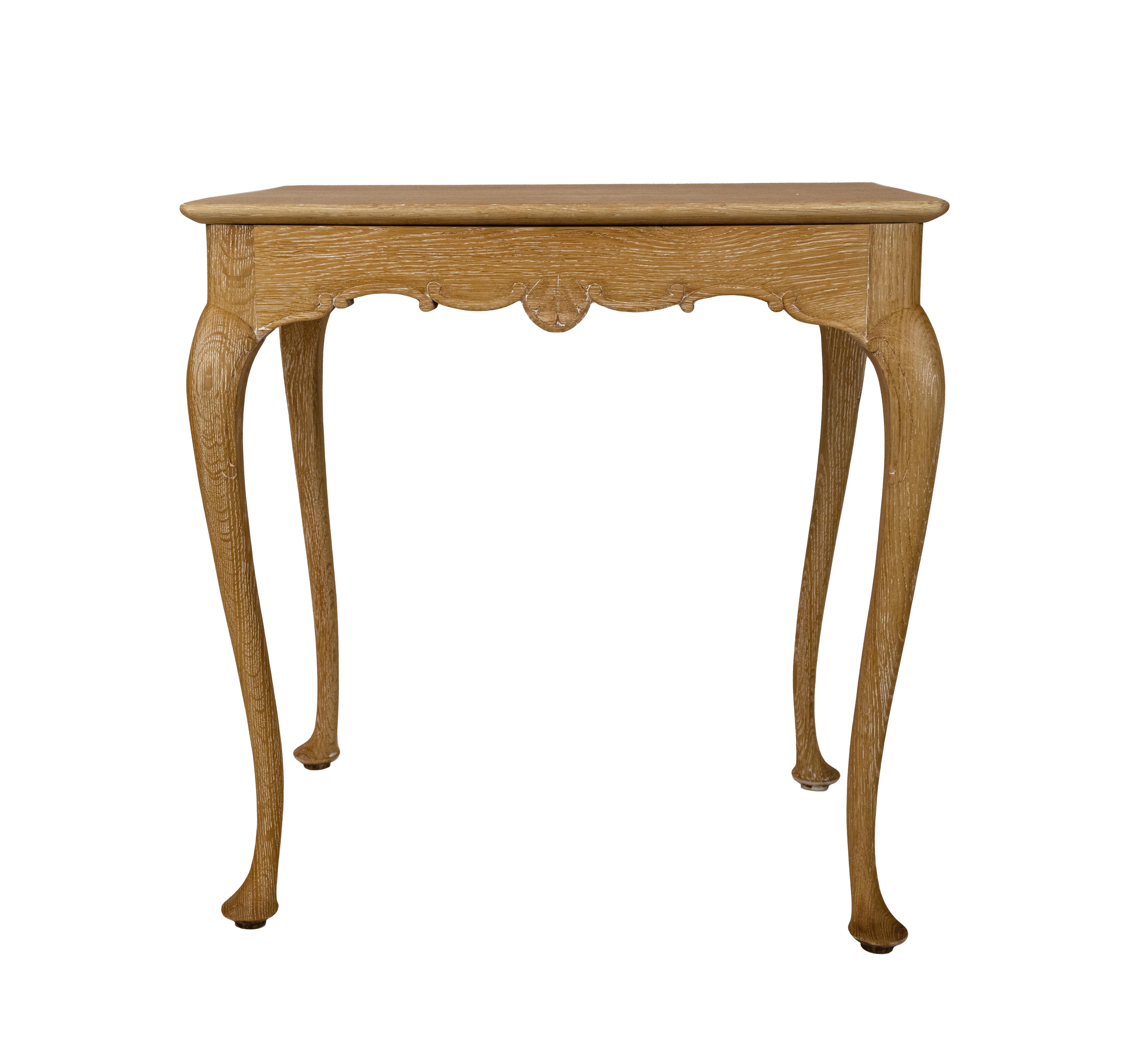 Paire de tables d'appoint en chêne cérusé du début du 20e siècle. Les tabliers sont ornés d'une sculpture festonnée et reposent sur quatre pieds cabriole.