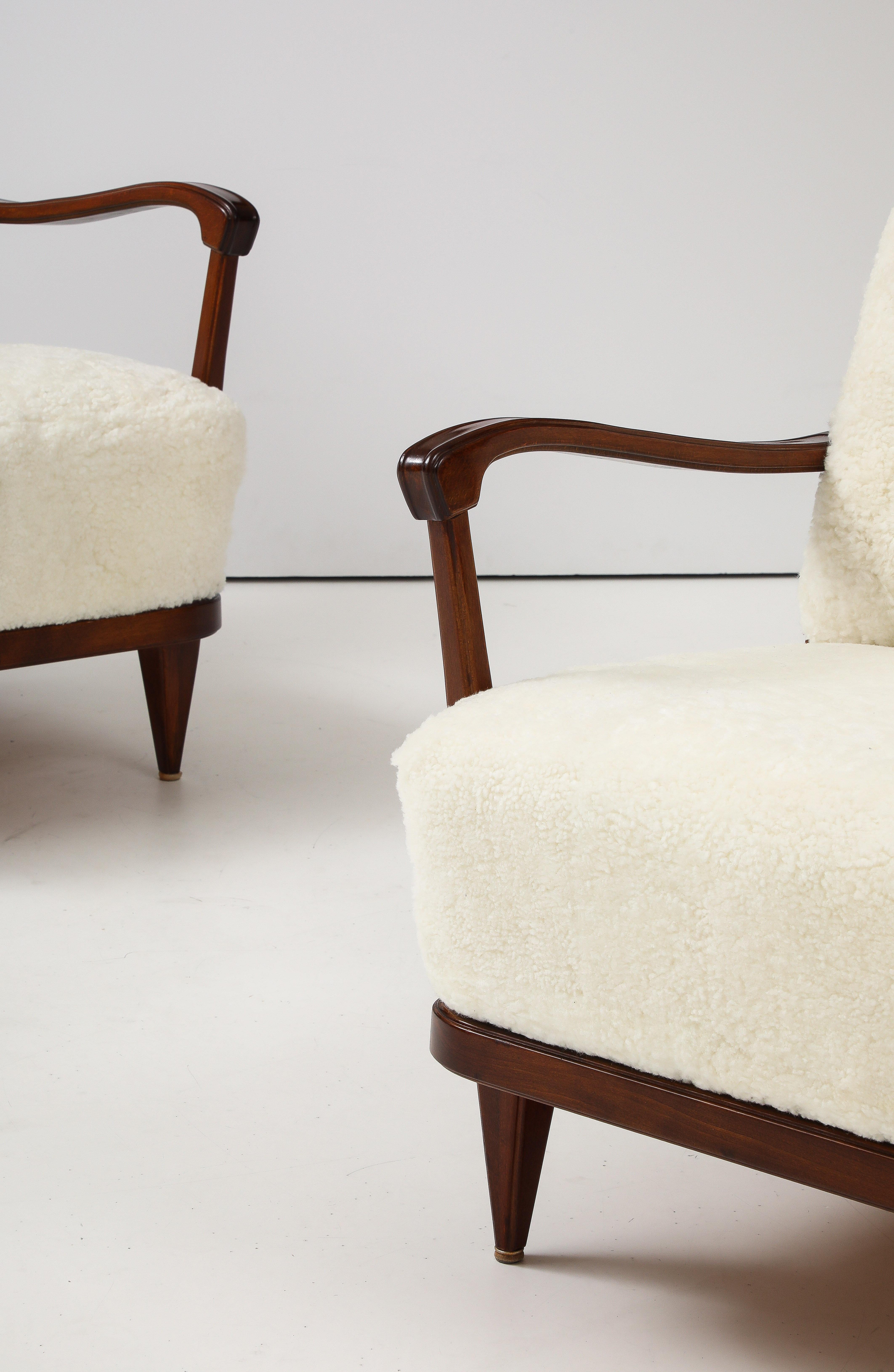 Pareja de sillas club de madera de haya teñida de estilo moderno sueco, diseñadas por Svante Skogh, Suecia, años 50. Producido por AB Förenade Möbelfabrikerna Linköping, Suecia.
Muy cómodos y quedan bien desde atrás con el respaldo de doble lama.