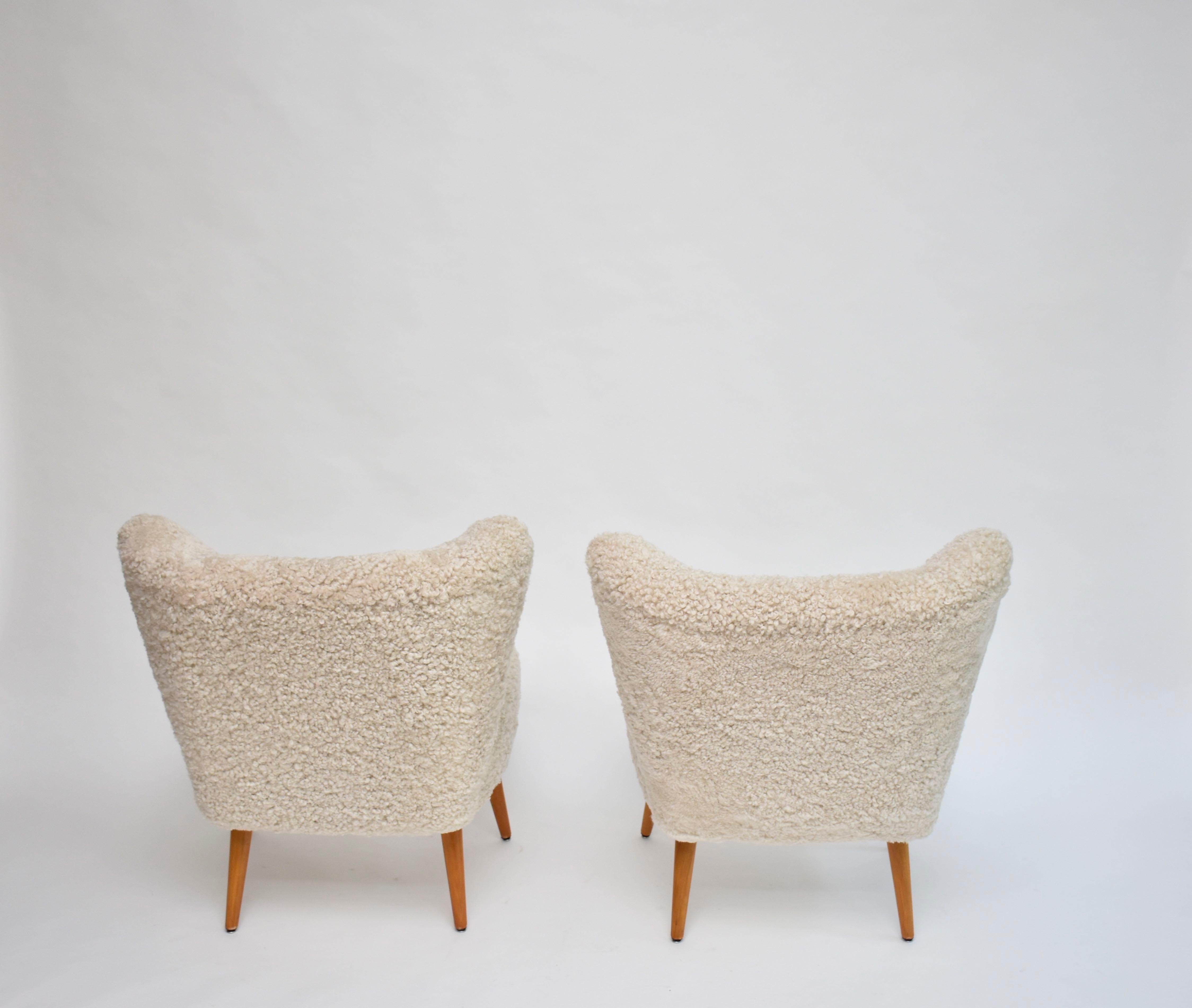 A pair of Swedish coctail / lounge armchairs in sheepskin, ca. 1940 In Good Condition For Sale In SON EN BREUGEL, NL