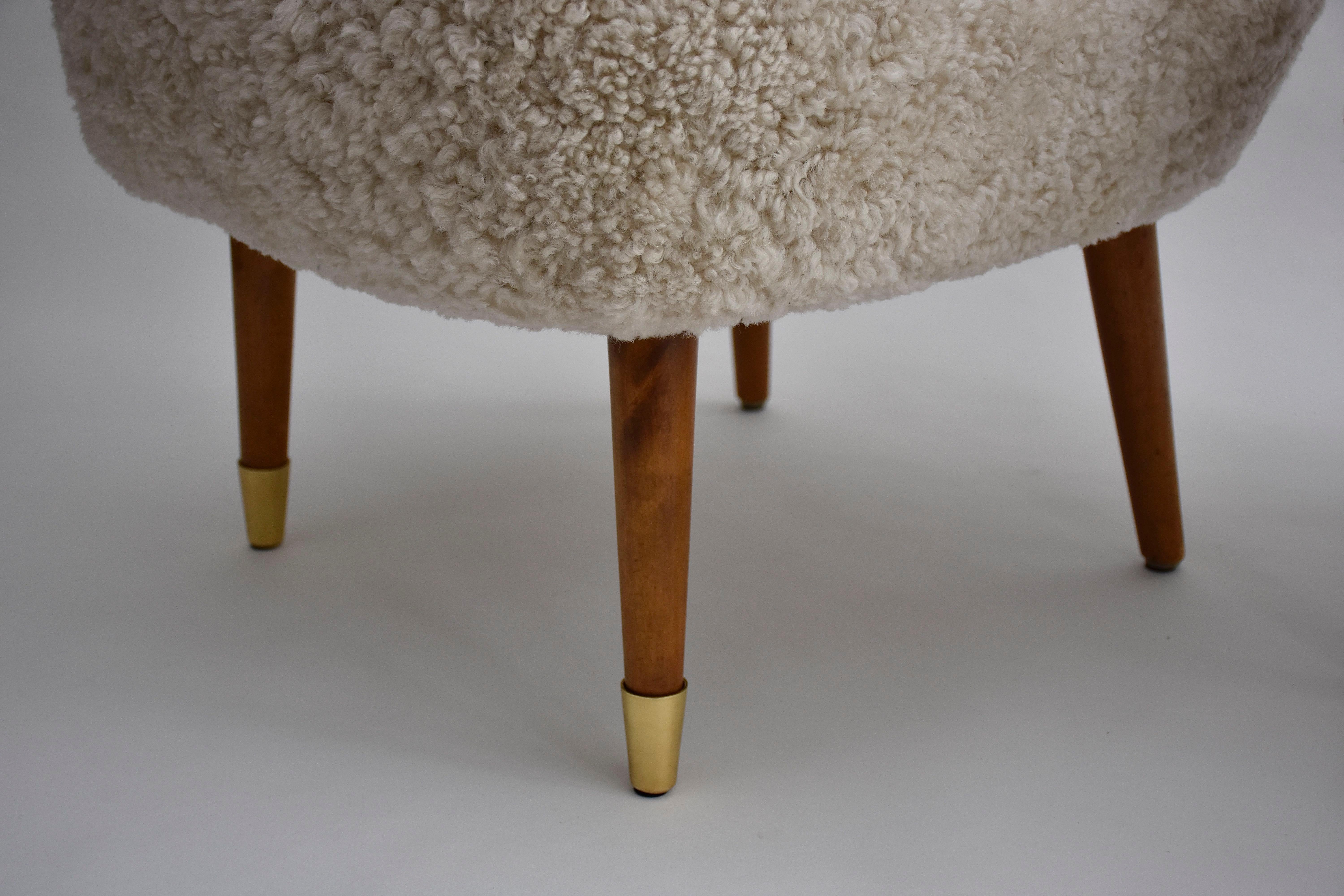 
A stunning pair of Scandinavian design cocktail or lounge chairs/ fauteuils.
The chairs have a unique look and elegant shape.
Stylish beech legs and beautiful brass details on the front legs.
New soft sheepskin upholstery and comfortable