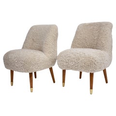 Une paire de chaises ou fauteuils de cocktail/de salon de design suédois.