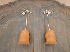 Una coppia di lampade in legno di pino dal design svedese anni '70-'80