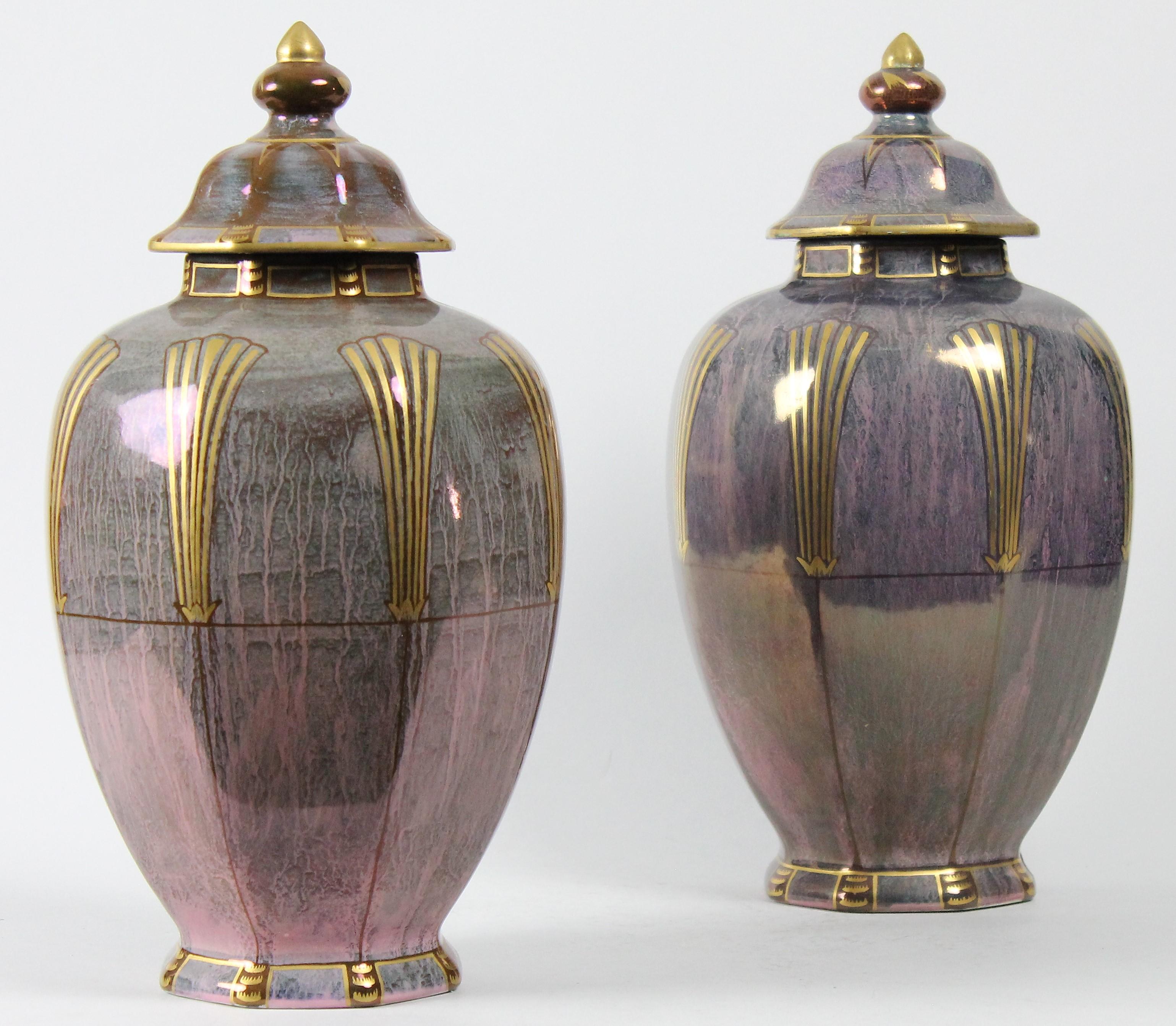Polychromé Paire de vases suédois à couvercle lustré Josef Ekberg, Gustavberg 1927 en vente