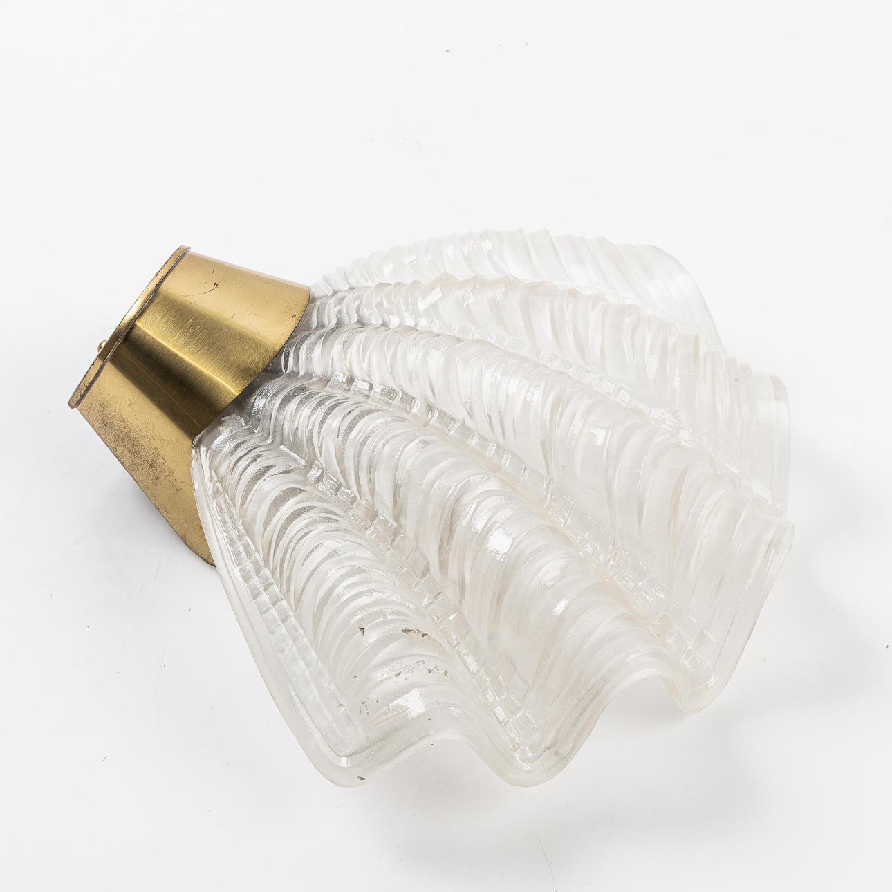 A Pair of Swedish Grace Period Glass Shell Sconces In Good Condition In New York, NY