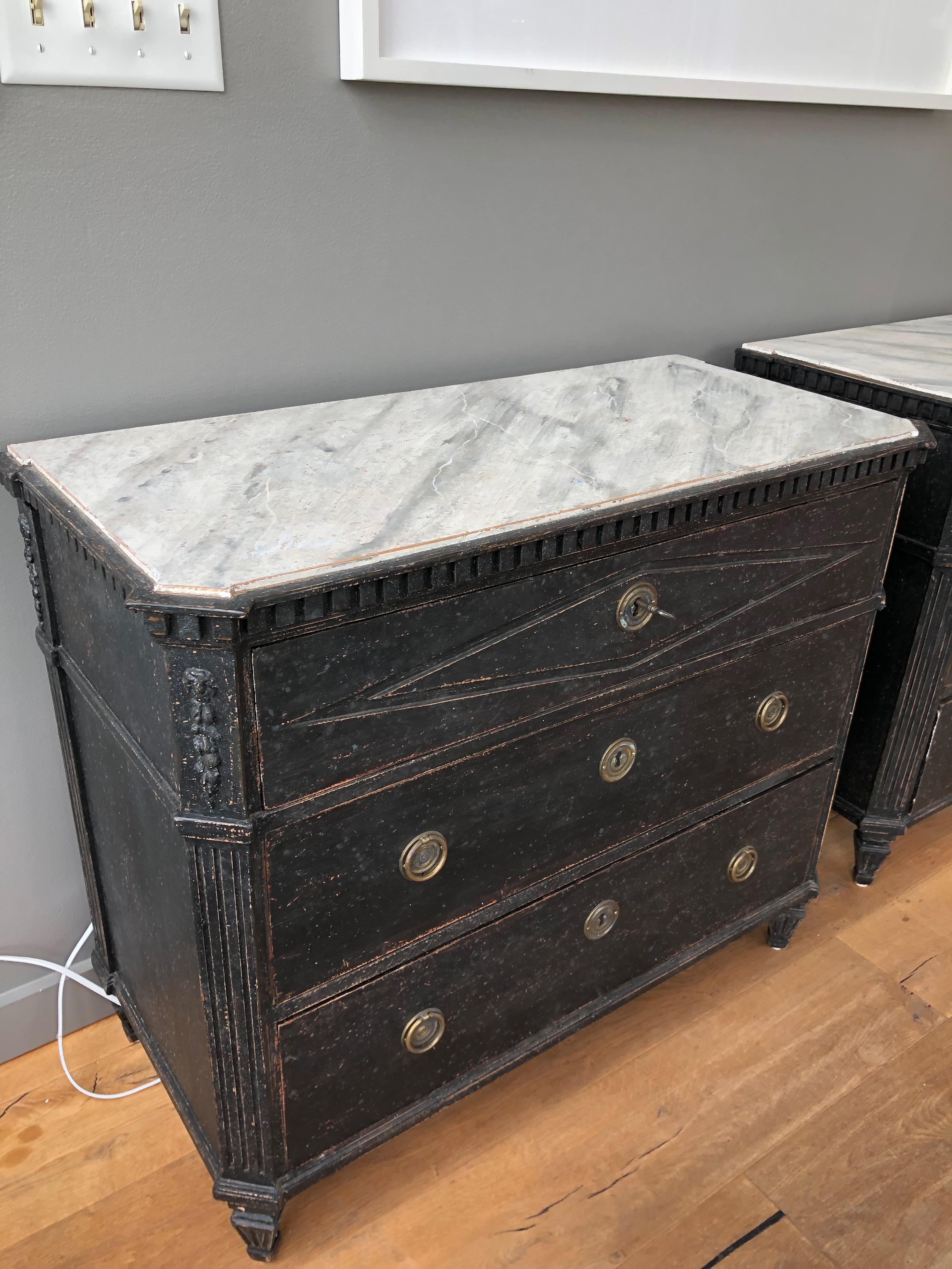 Pair of Swedish Late Gustavian Style Painted Commodes, circa 1900 In Good Condition In New York, NY