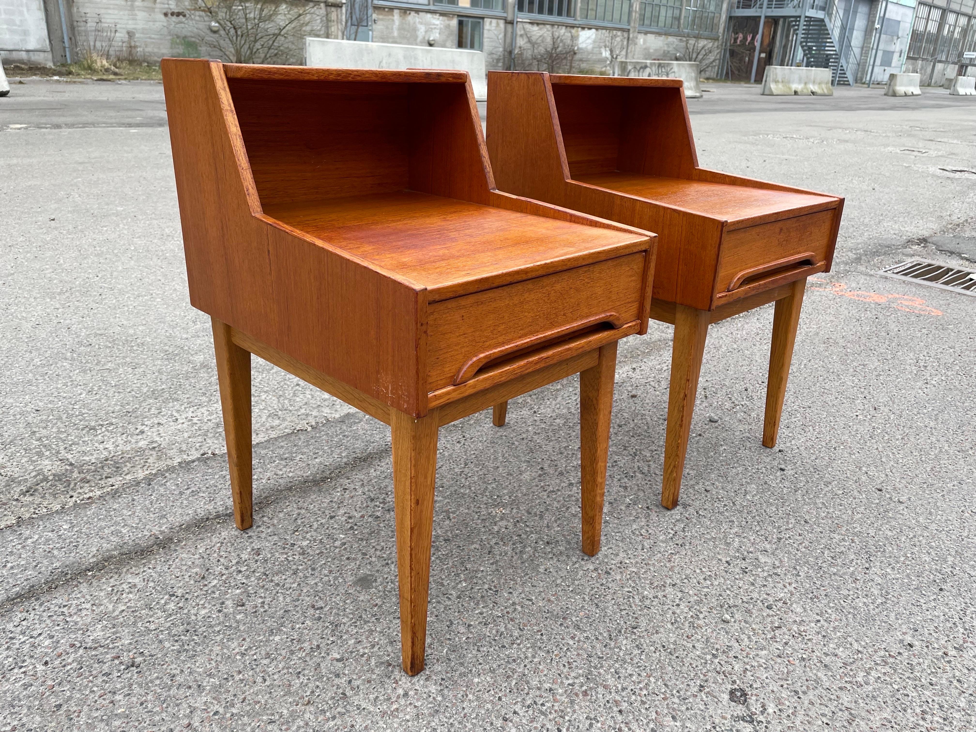 A beautiful set of Fully functional Midcentury Nightstands with minor issues, check the pictures.