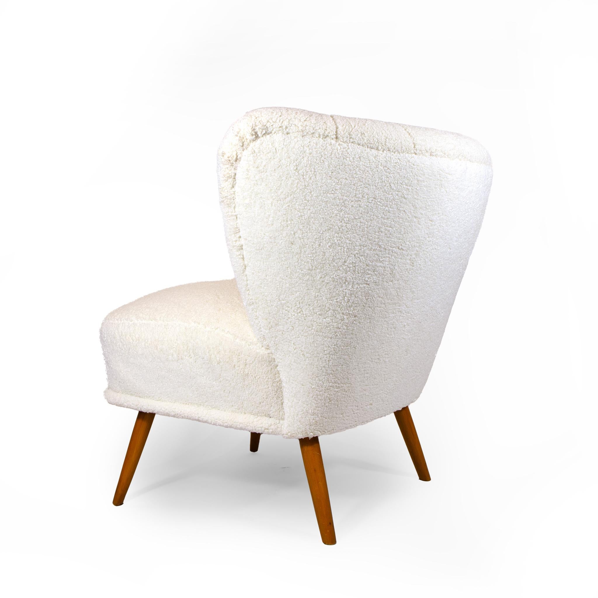 A Pair of Swedish Modern Slipper Chairs In Good Condition For Sale In New York, NY