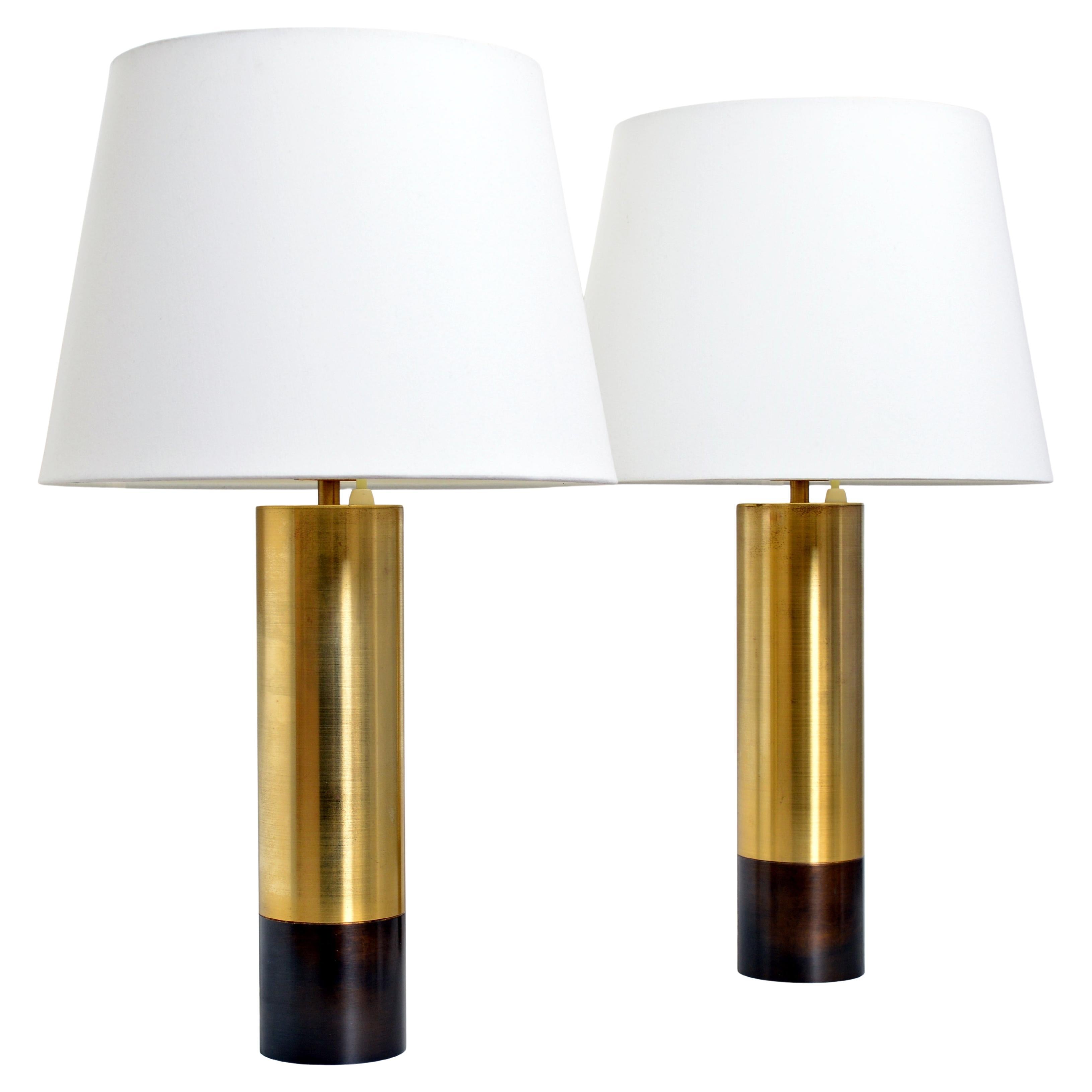 Paire de lampes de table modernes suédoises, modèle 8397,  de la manufacture Boréns, datant des années 1960. Chaque lampe est composée d'un tube arrondi en laiton avec une partie plus foncée et brunâtre. Bon état vintage. Usure conforme à l'âge et à