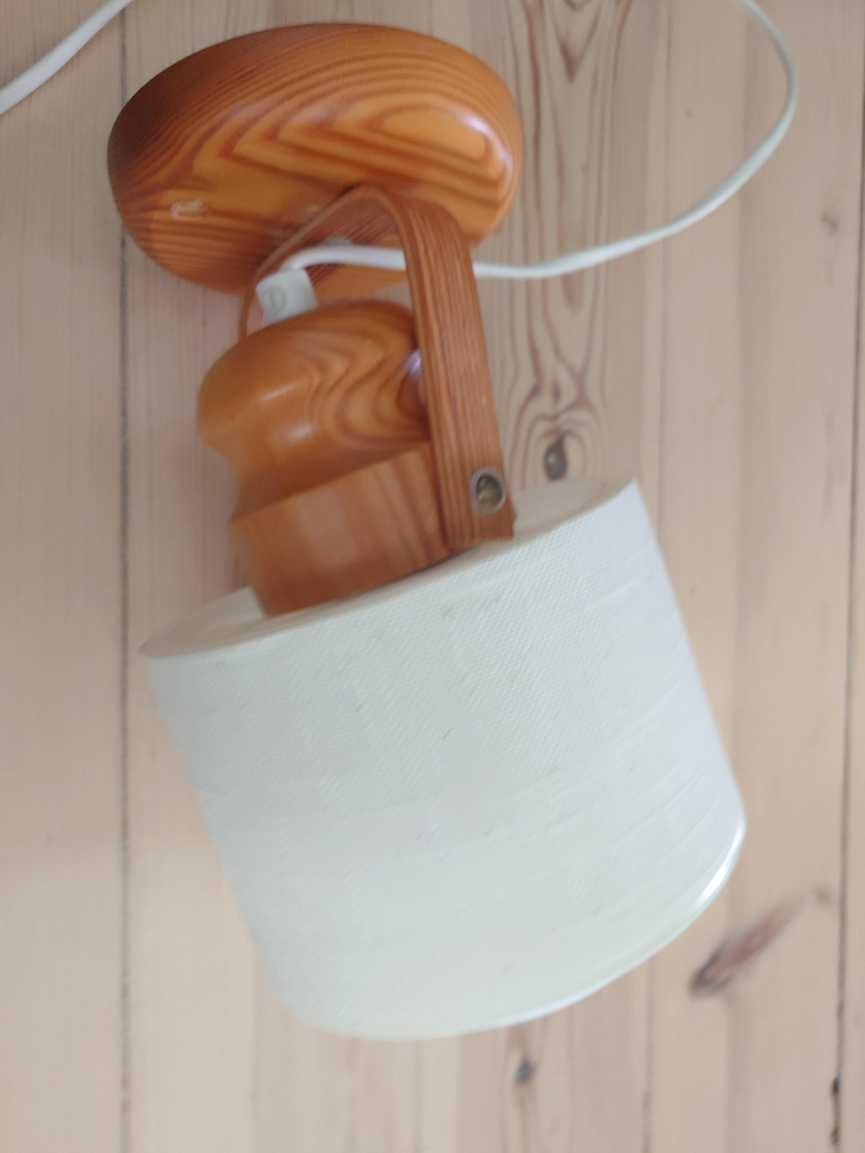 Un par de  Sueco moderno  lámparas de pared madera de pino by Markslöjd Suecia años 80 en venta 9