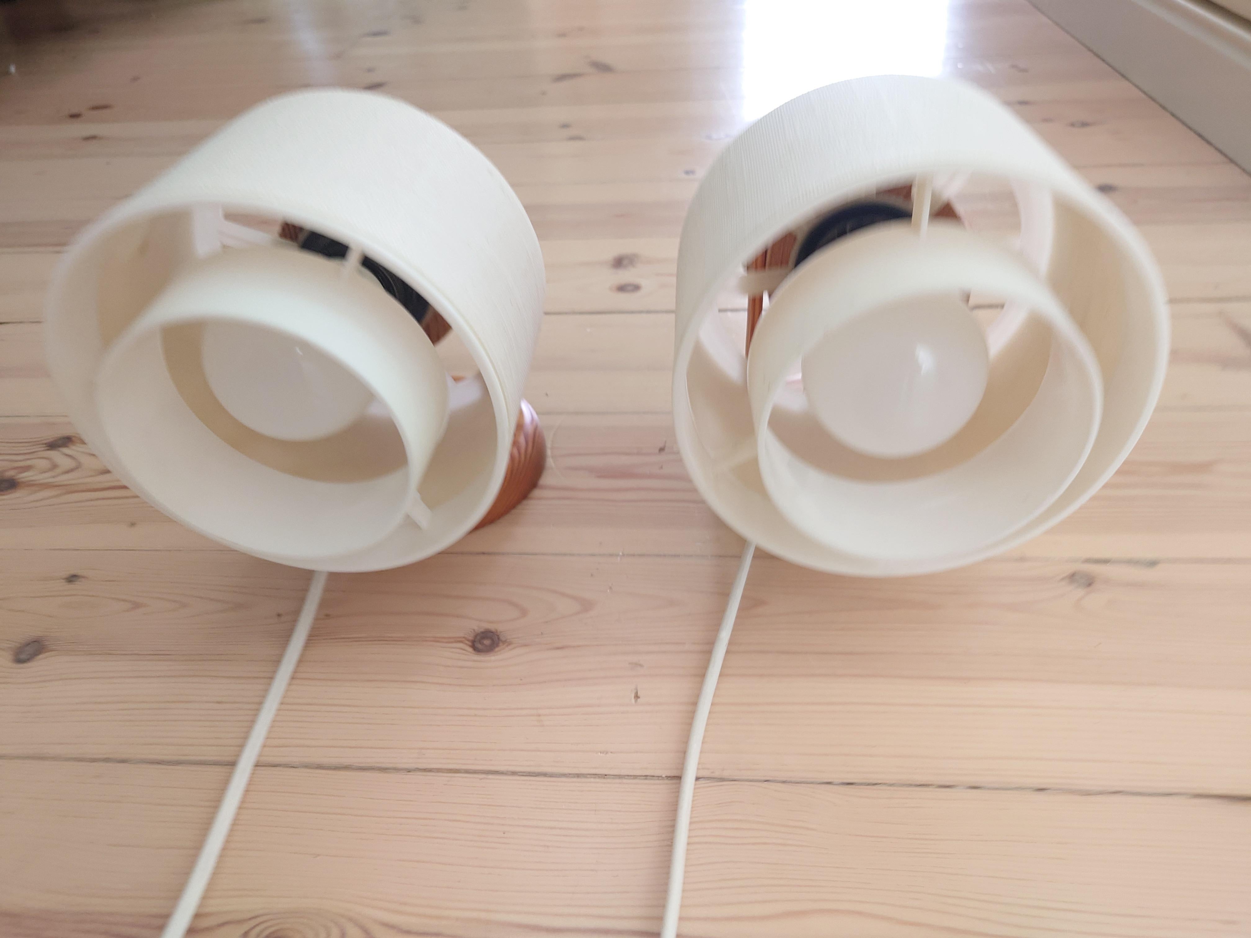 Un par de  Sueco moderno  lámparas de pared madera de pino by Markslöjd Suecia años 80 Moderno en venta