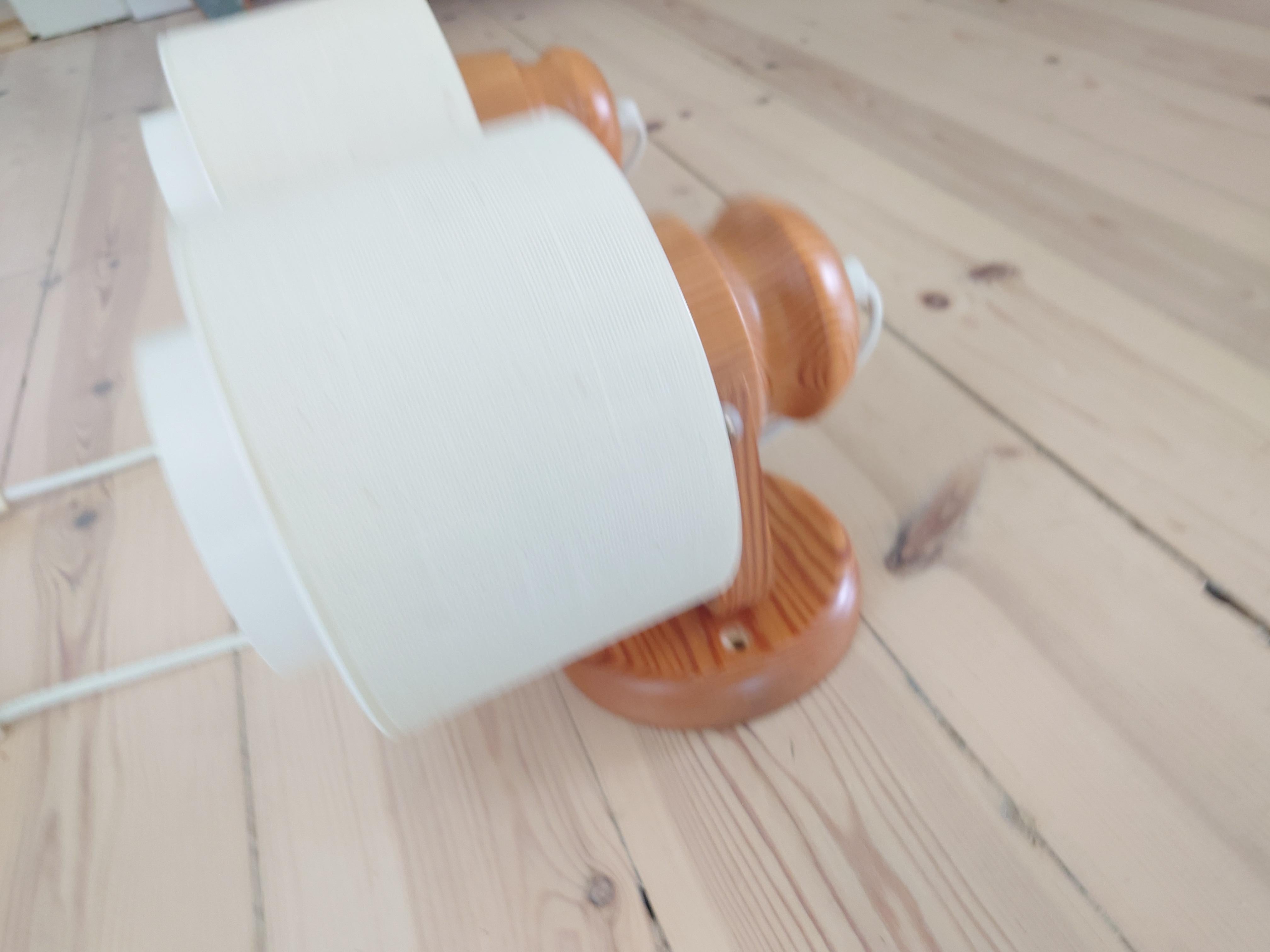 Un par de  Sueco moderno  lámparas de pared madera de pino by Markslöjd Suecia años 80 en Bueno estado para la venta en Boden, SE