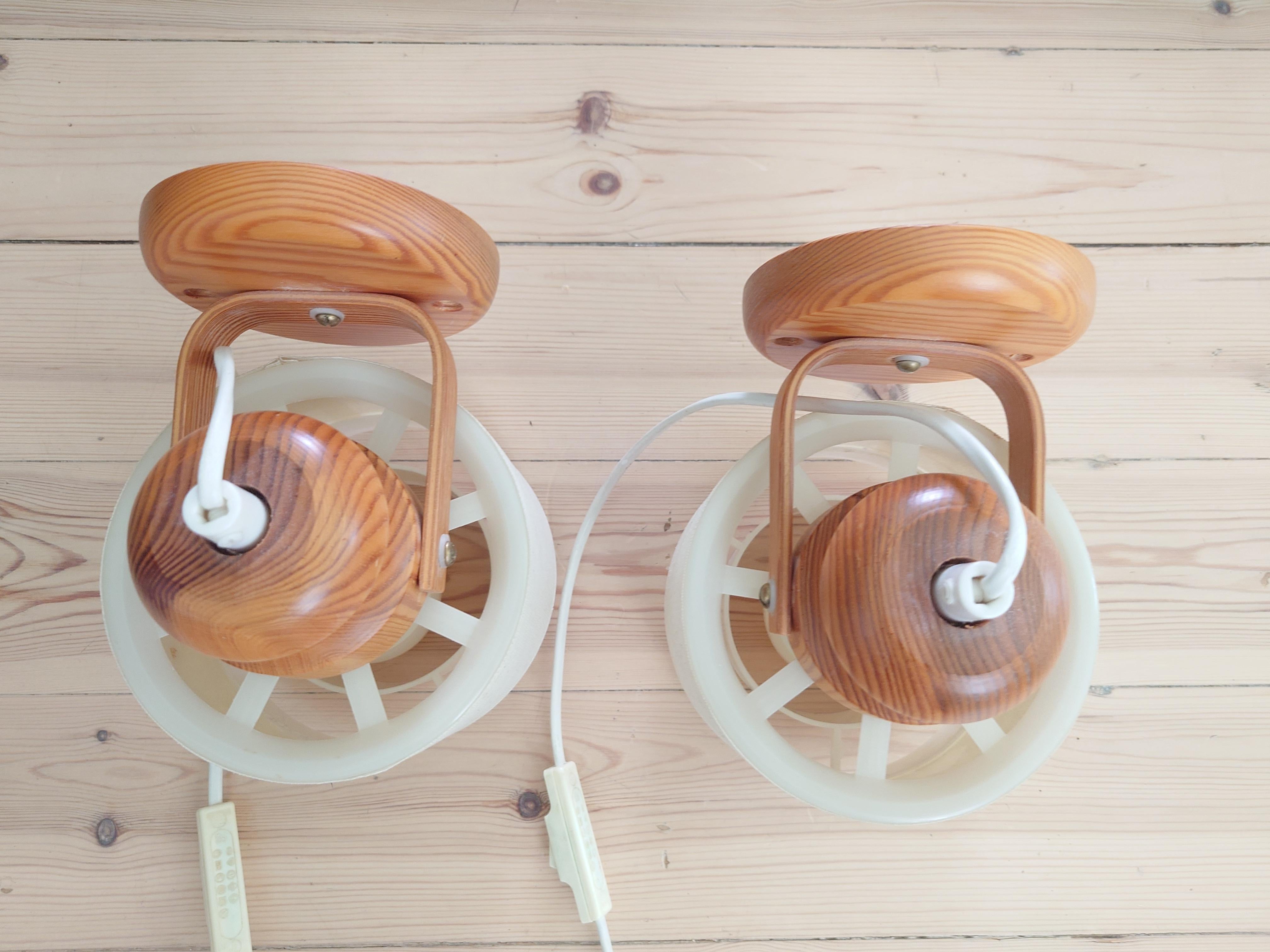 Un par de  Sueco moderno  lámparas de pared madera de pino by Markslöjd Suecia años 80 Pino en venta