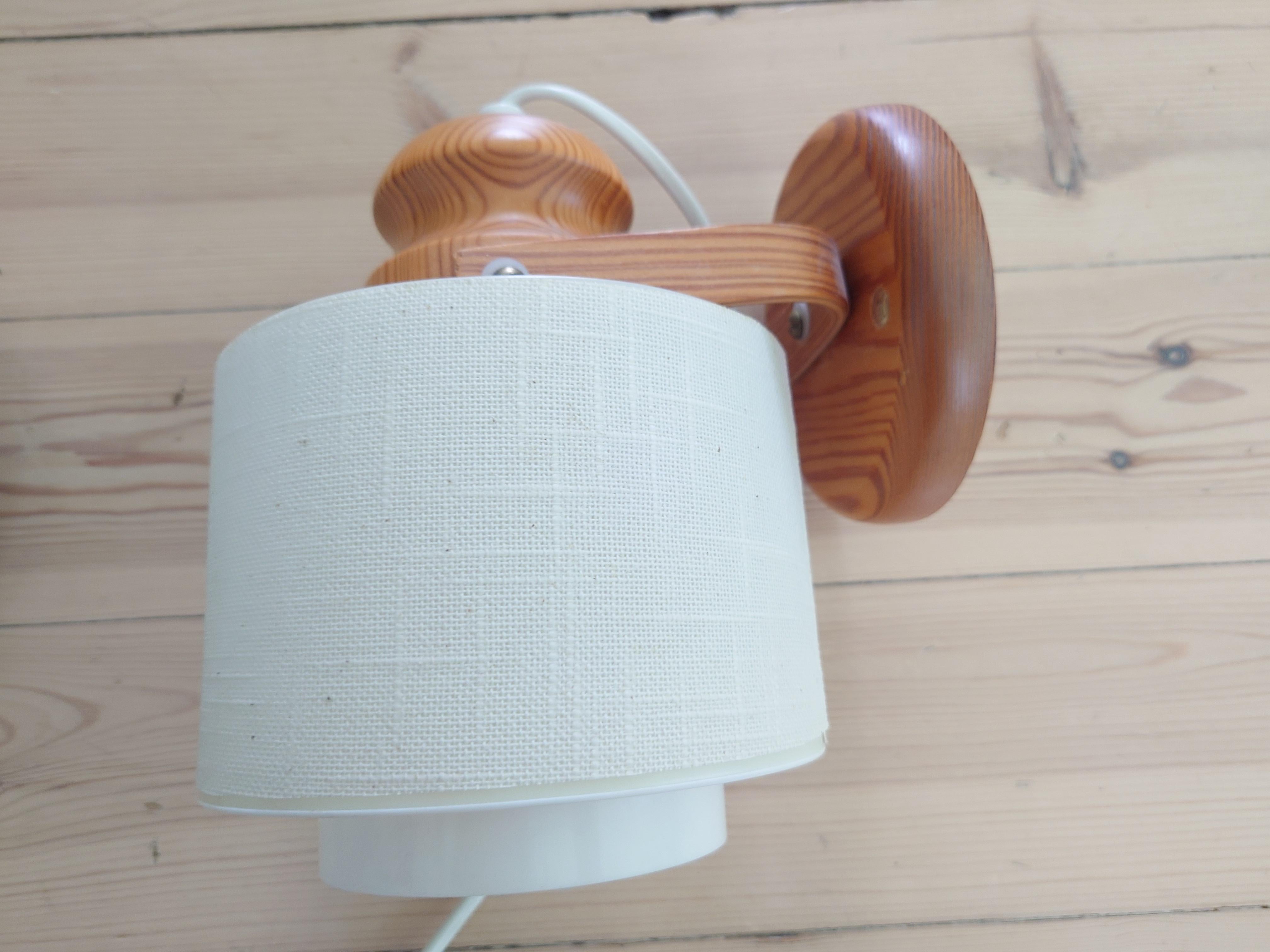 Un par de  Sueco moderno  lámparas de pared madera de pino by Markslöjd Suecia años 80 en venta 1