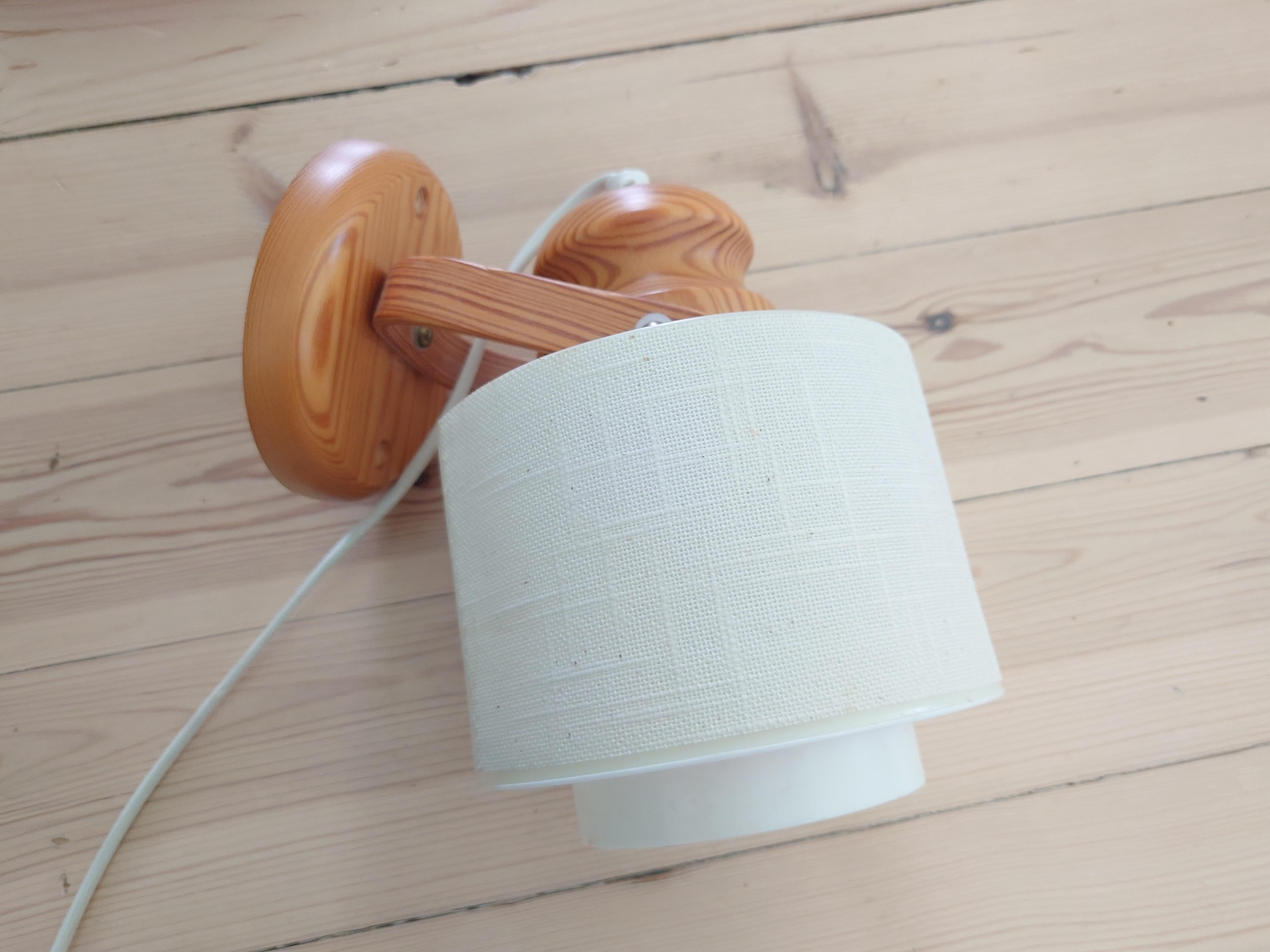 Un par de  Sueco moderno  lámparas de pared madera de pino by Markslöjd Suecia años 80 en venta 2