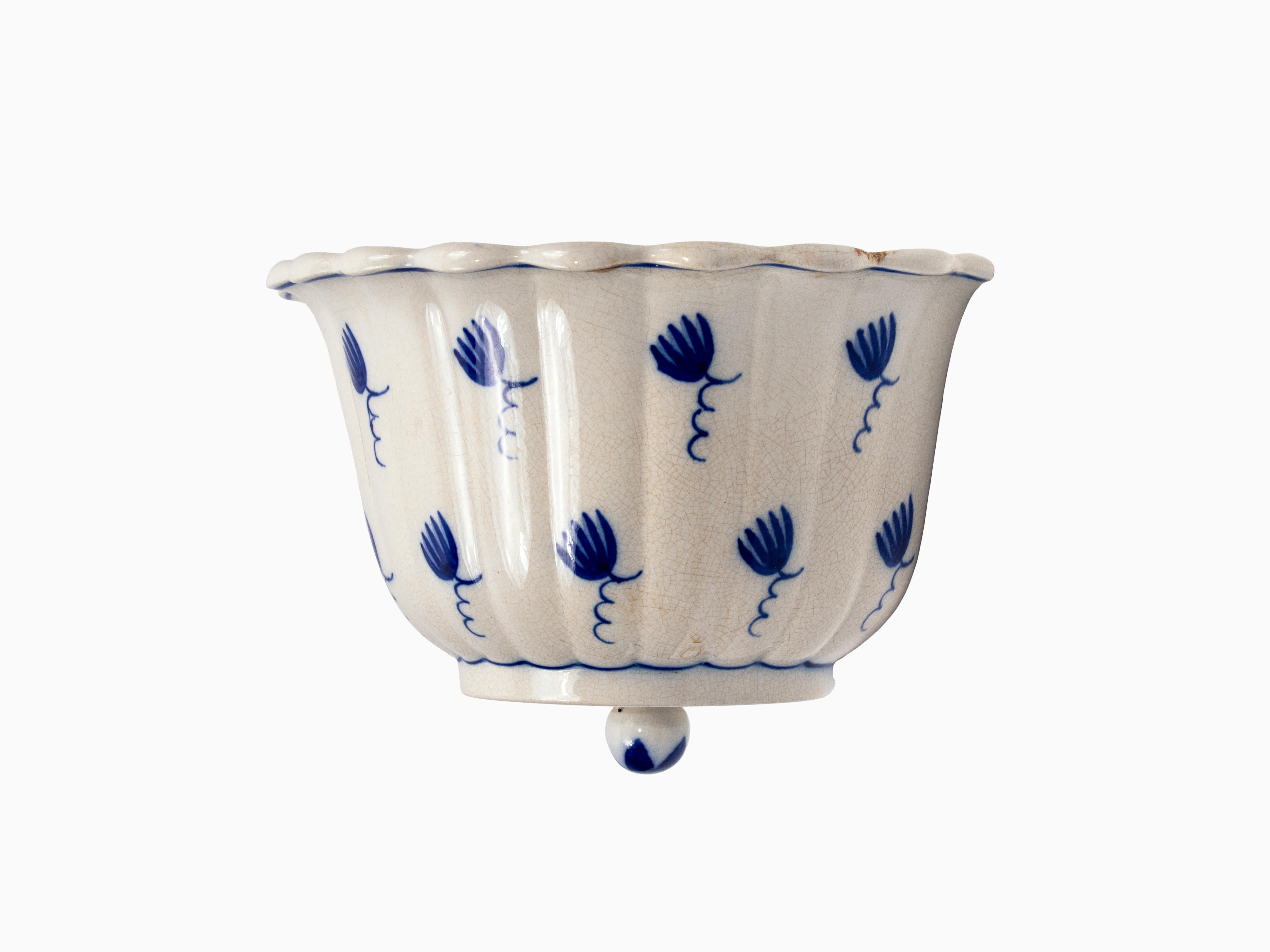 Ein bezauberndes Paar Keramik-Pflanzgefäße, entworfen von dem bekannten schwedischen Designer Wilhelm Kåge (1889-1960), der für seine Beiträge zur schwedischen Anmut und zum modernen skandinavischen Design bekannt ist. Diese Pflanzgefäße zeigen