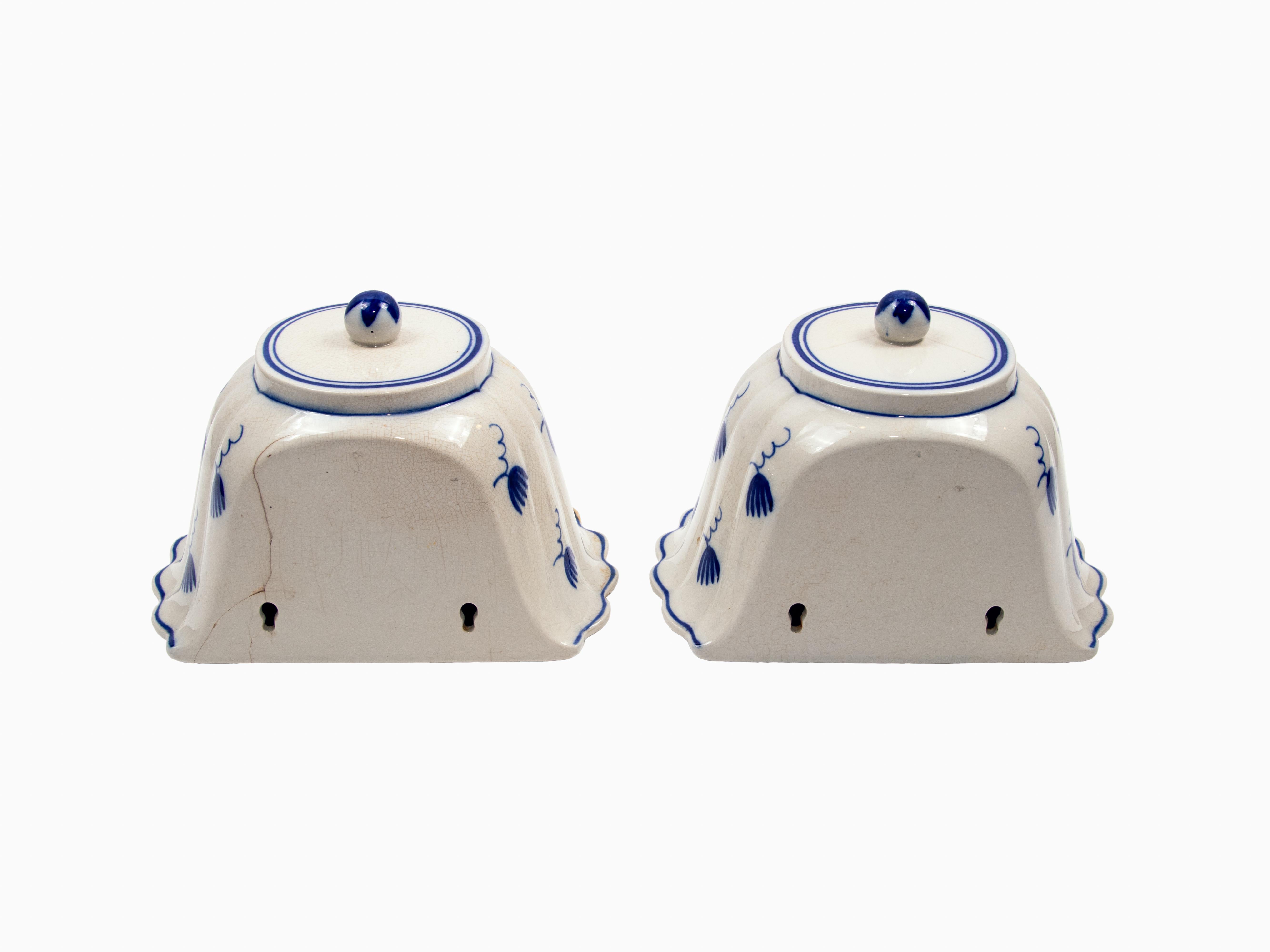 Ein Paar schwedische Wandpflanzgefäße aus Porzellan (Art déco) im Angebot