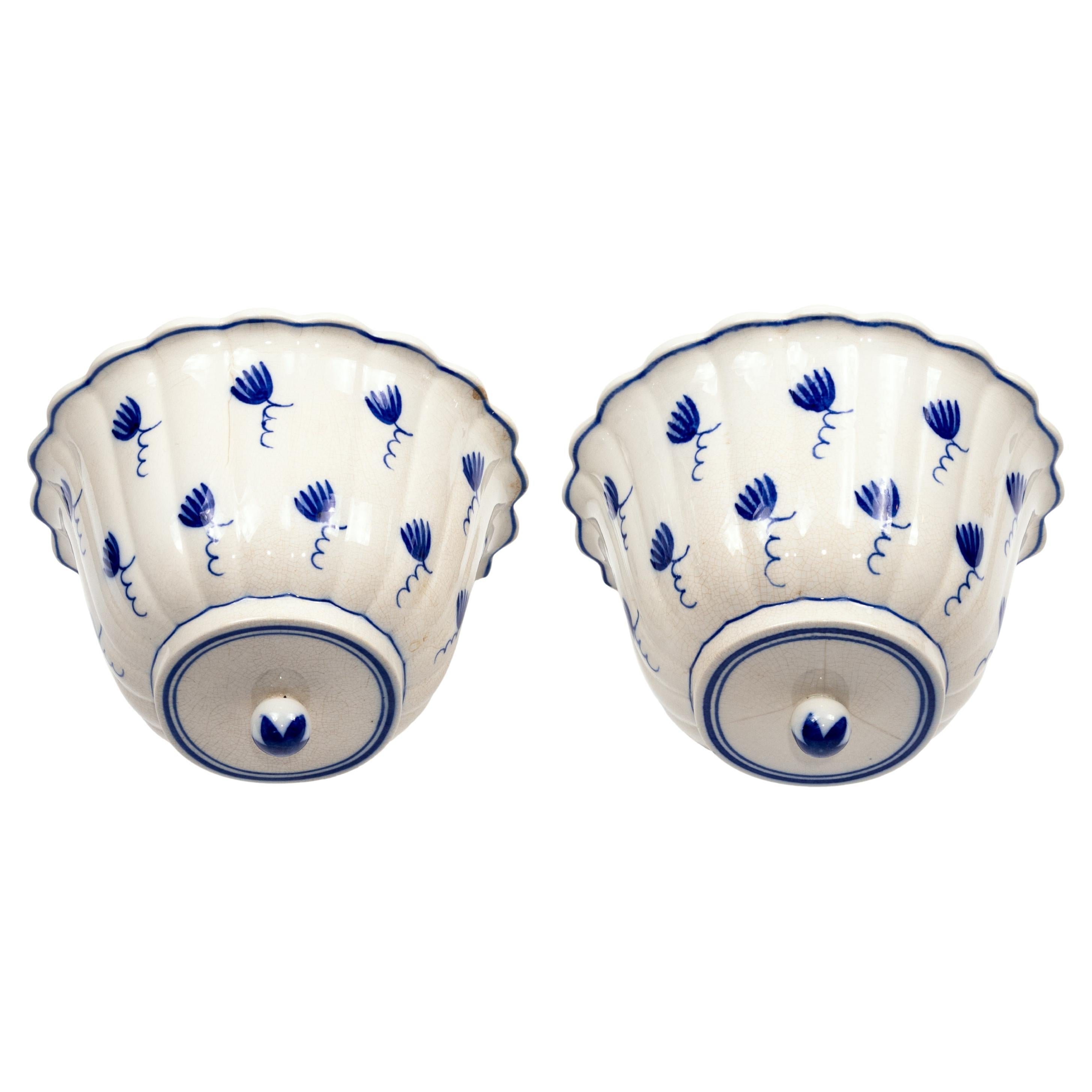 Ein Paar schwedische Wandpflanzgefäße aus Porzellan im Angebot