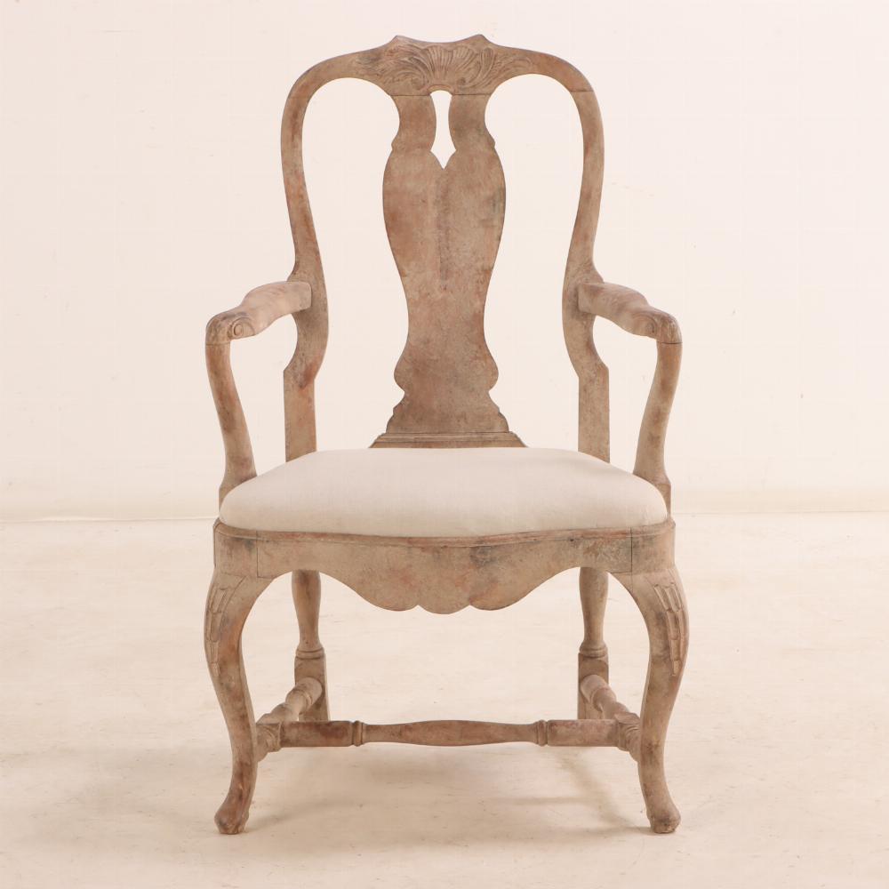 Un par de sillones de líneas elegantes, con crestas y rodillas maravillosamente talladas, cómodos asientos deslizantes recientemente recuperados, sostenidos por barandillas con profundas volutas, y preciosos acabados. Están listos para colocarlos en