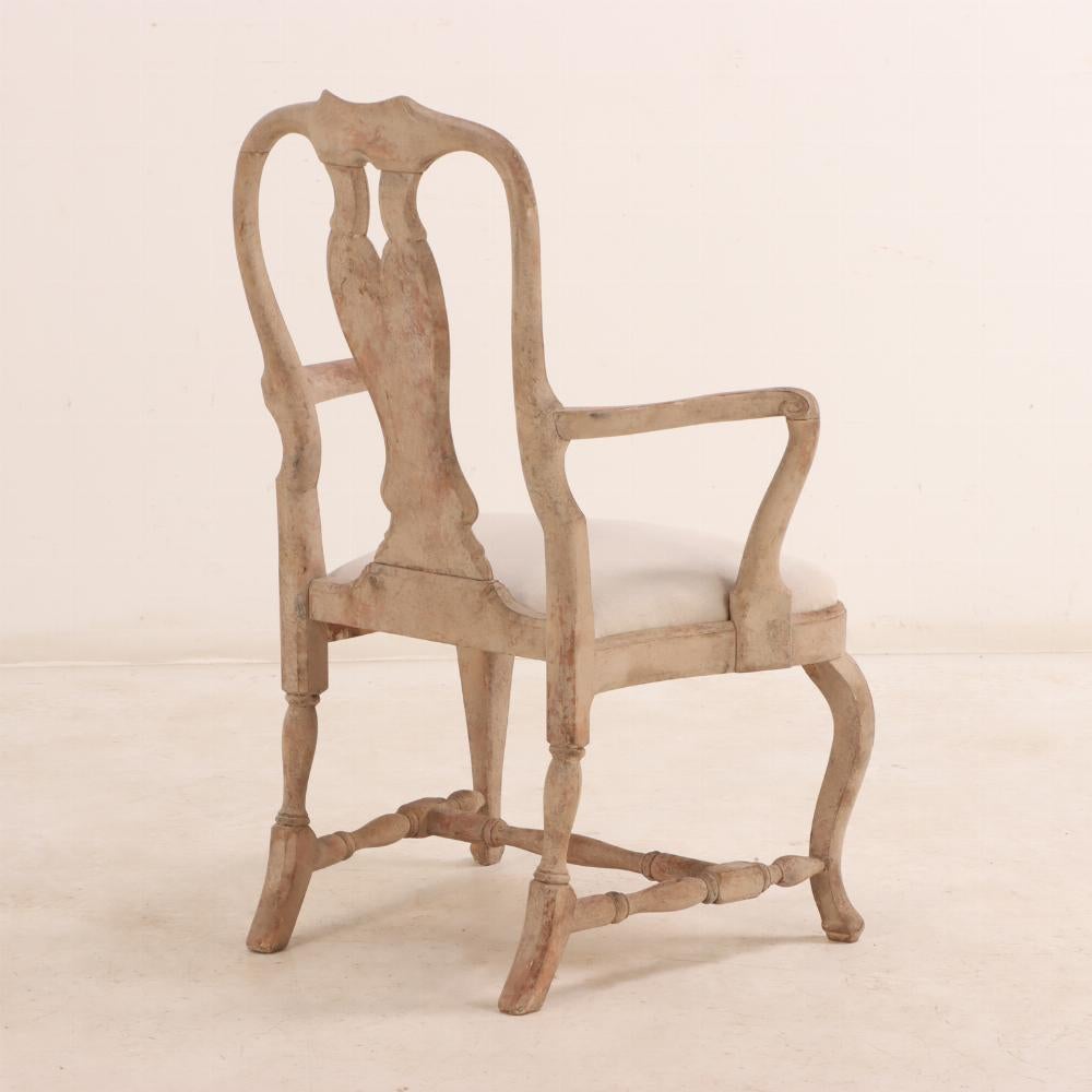 Pareja de sillones rococó suecos de nogal tallado y encalado, S. XVIII en Bueno estado para la venta en Philadelphia, PA