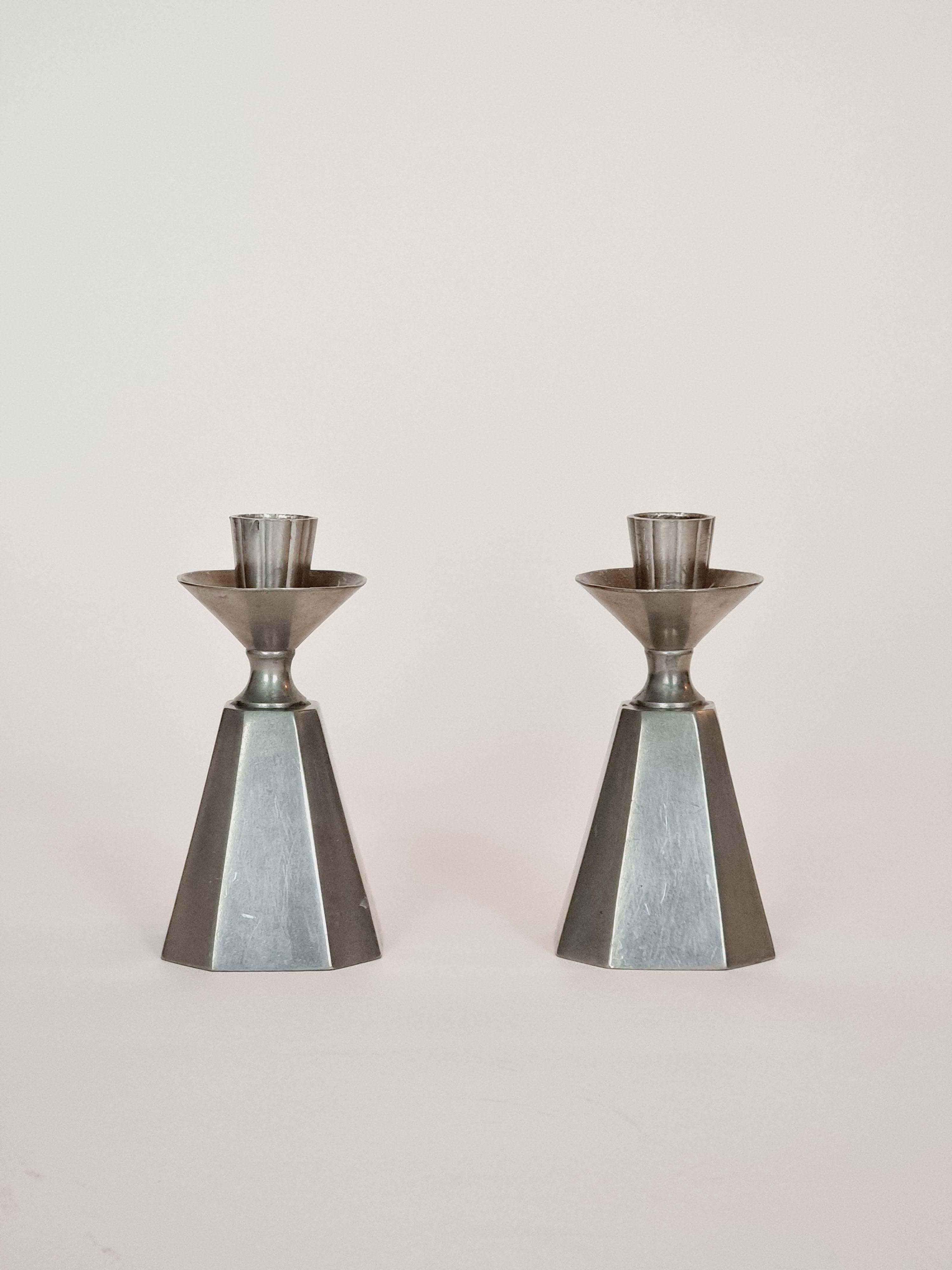 A pair of timeless, stylish pewter candlesticks by Guldaktiebolaget / GAB Tenn, Sweden 1962 (M9). 

True estetic of Swedish Modern with its beautiful strict design, works in most rooms and with most styles. 

Smaller/normal signs of age and wear. 

