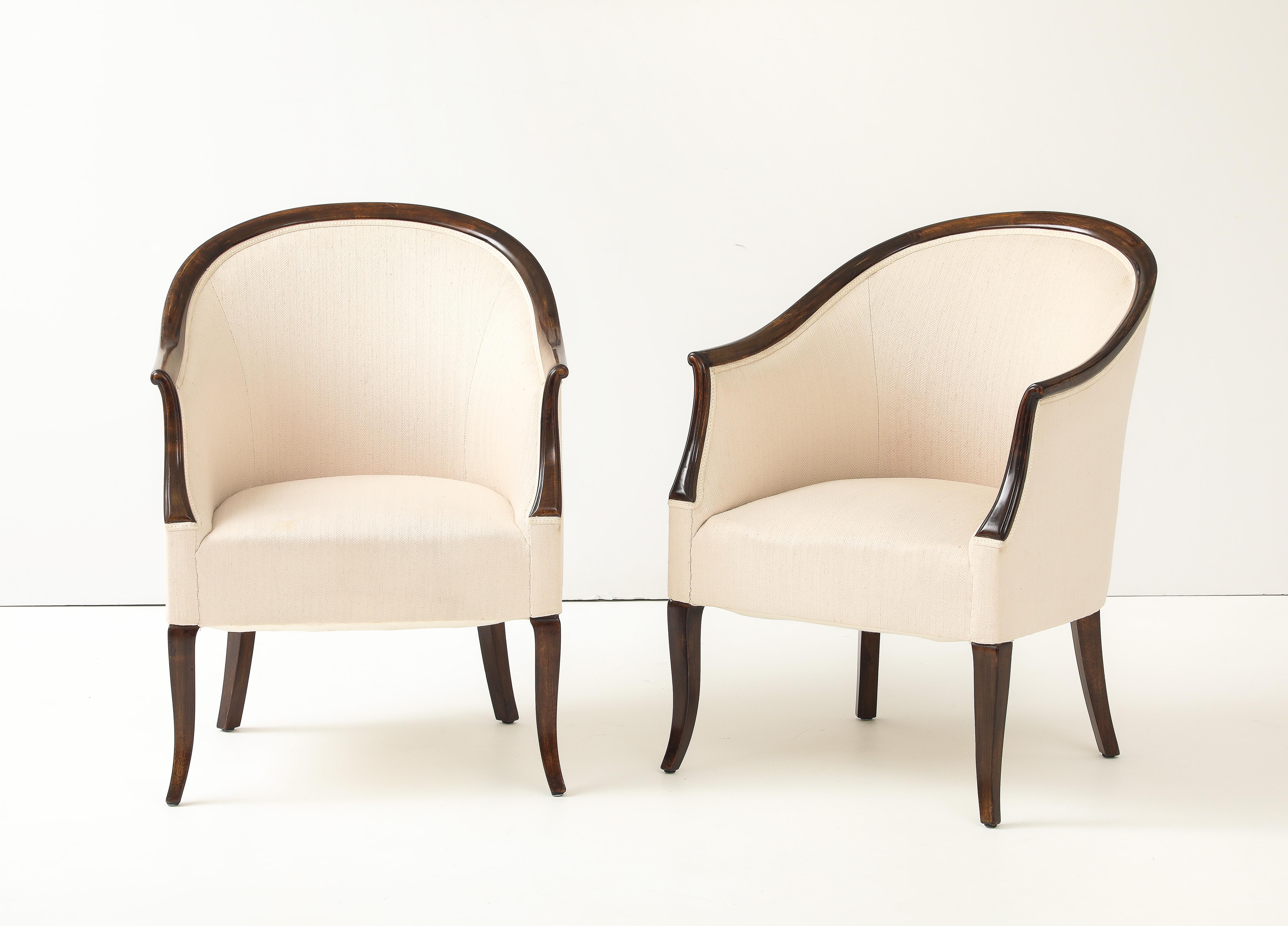 Paire de fauteuils suédois en bouleau teinté à dossier en tonneau, vers les années 1940 en vente 8