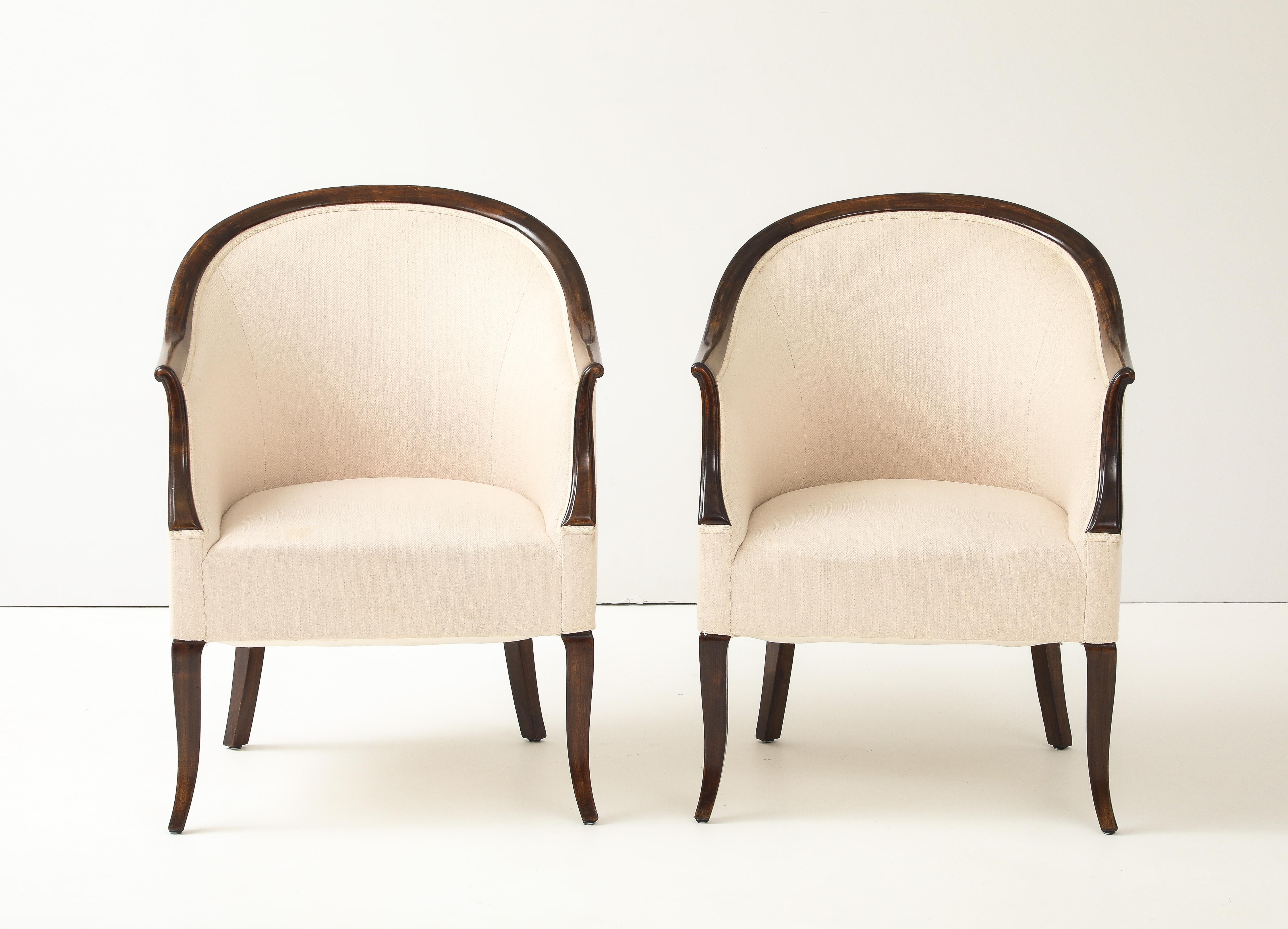 Paire de fauteuils suédois en bouleau teinté à dossier en tonneau, vers les années 1940 en vente 9