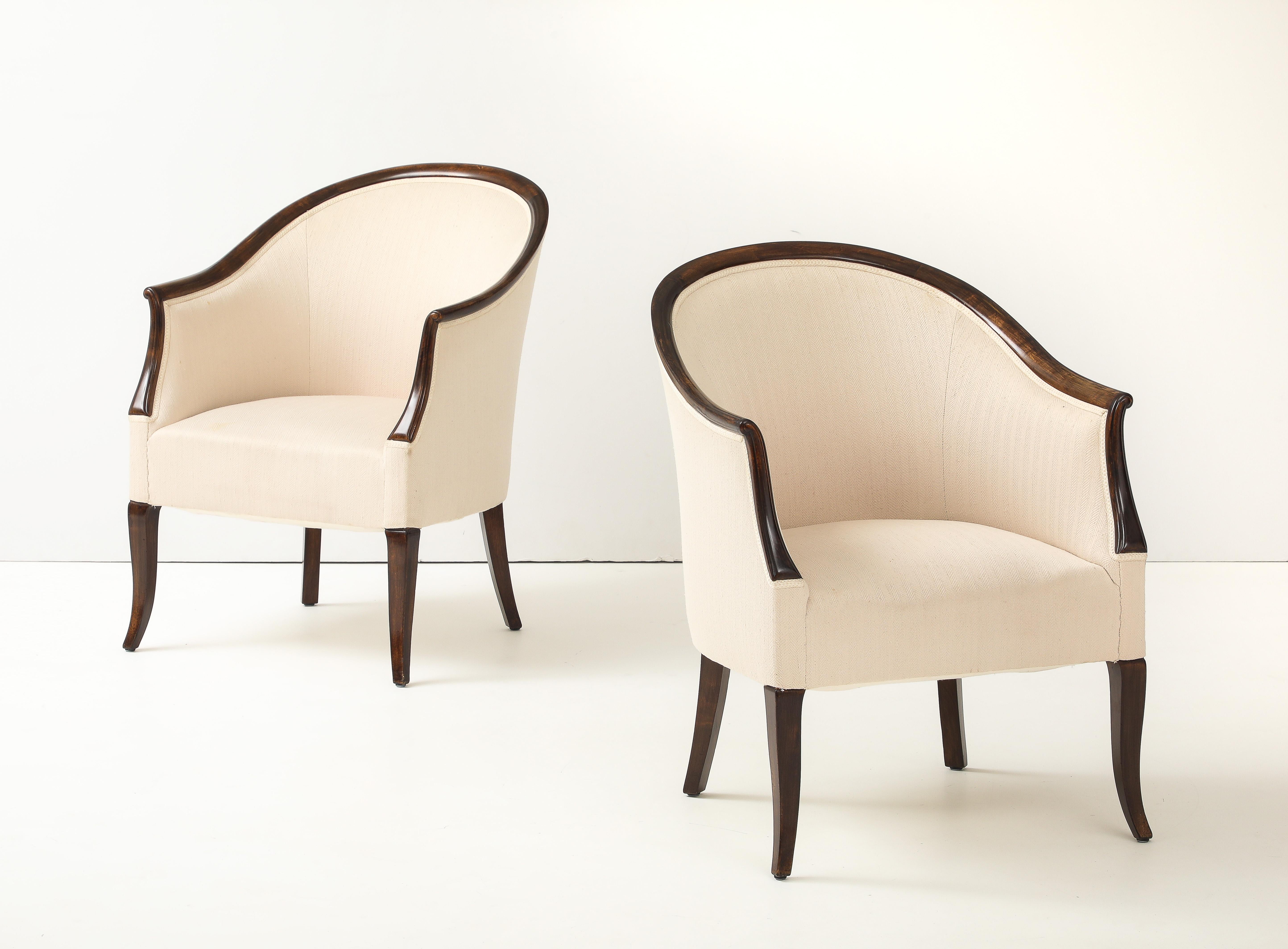 Scandinave moderne Paire de fauteuils suédois en bouleau teinté à dossier en tonneau, vers les années 1940 en vente