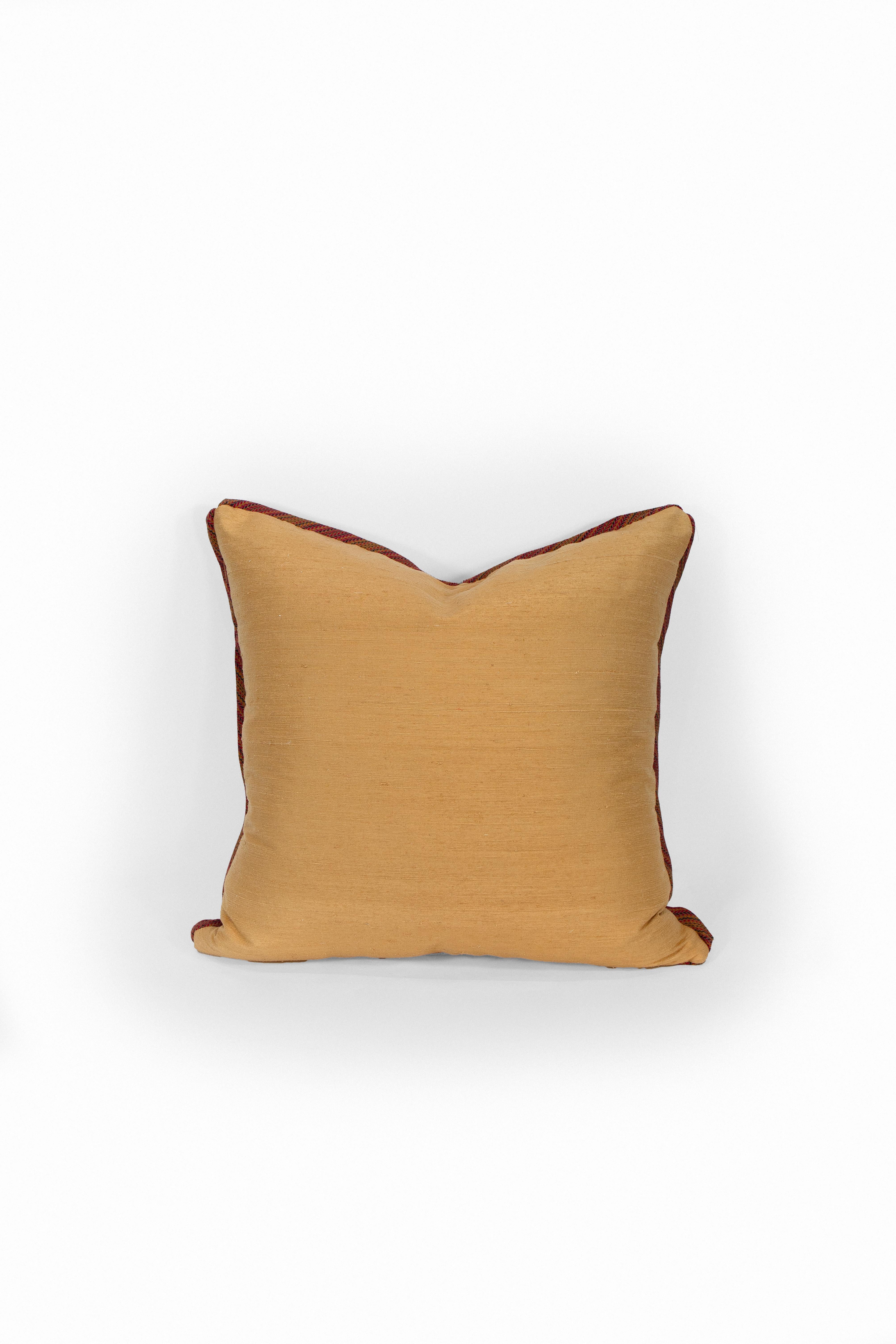 Una coppia di cuscini svedesi realizzati con arazzi in stile fiammingo del XIX secolo, rifiniti con bordi in seta sbieca e retro in seta. Riempito con un inserto 50/50 in piuma e piumino per un comfort superiore. Venduti in coppia ma disponibili