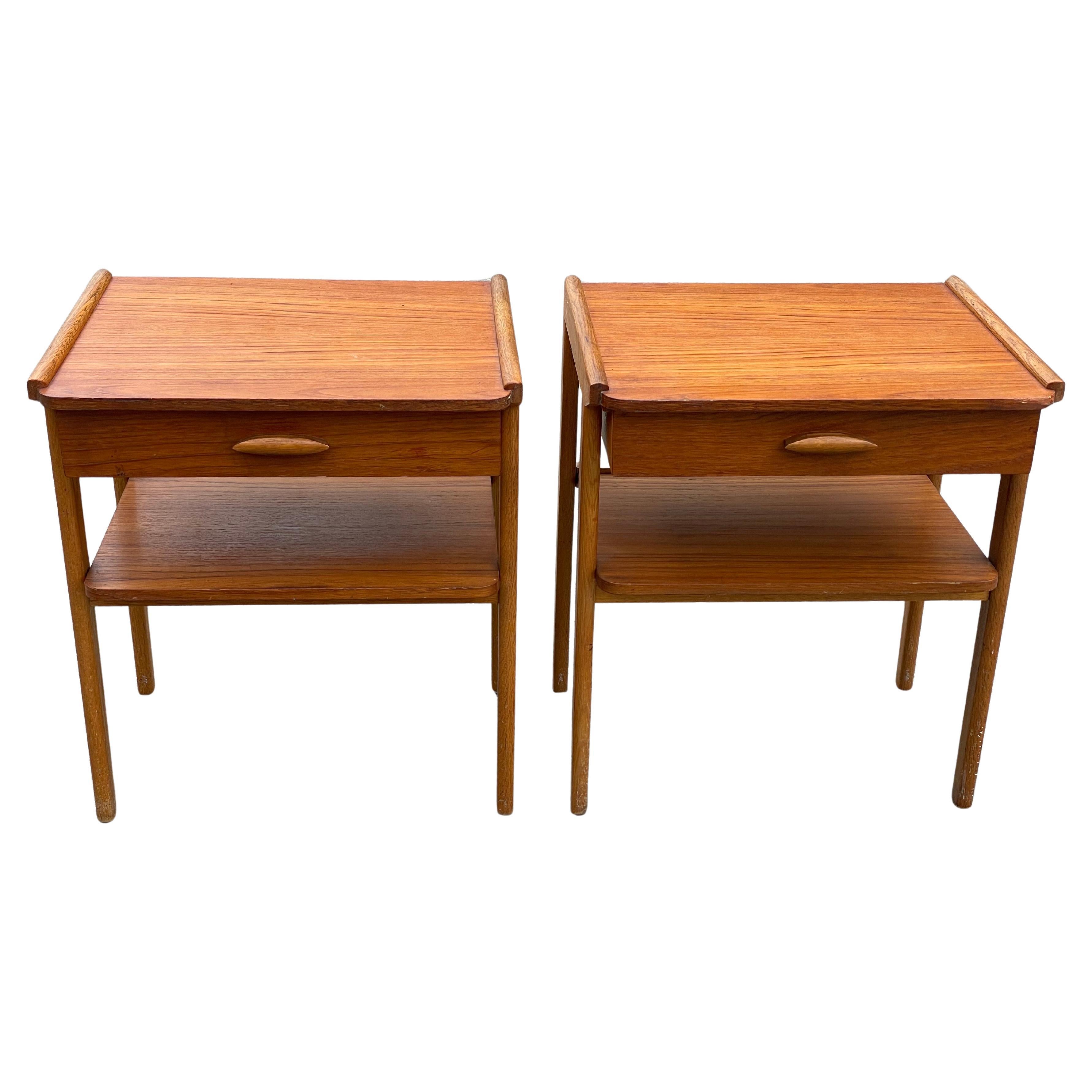 Une paire de tables de nuit suédoises en teck des frères Ahlqvist, datant des années 1960.