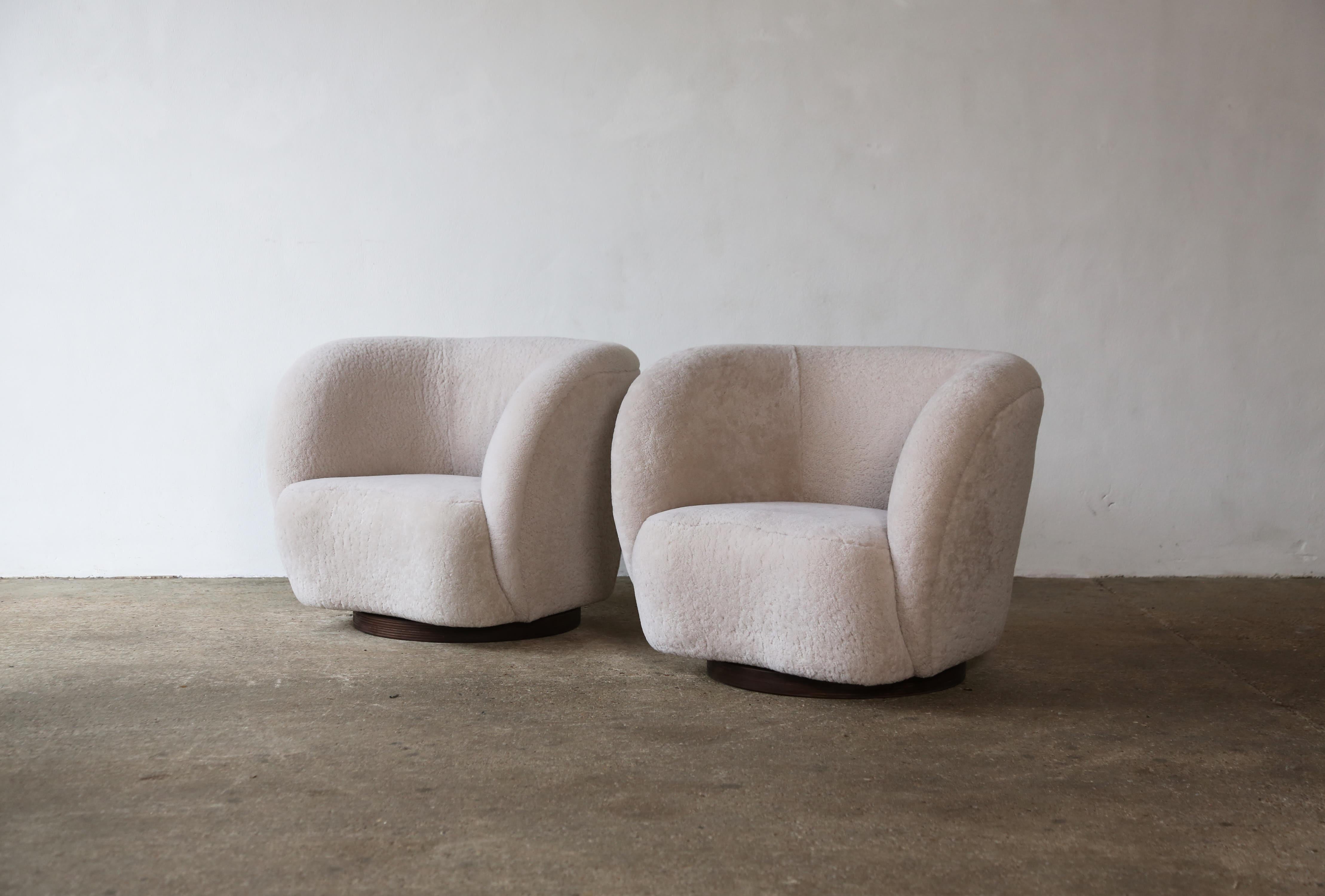A Pair of Swivel Lounge Chairs in Natural Sheepskin Upholstery For Sale 4