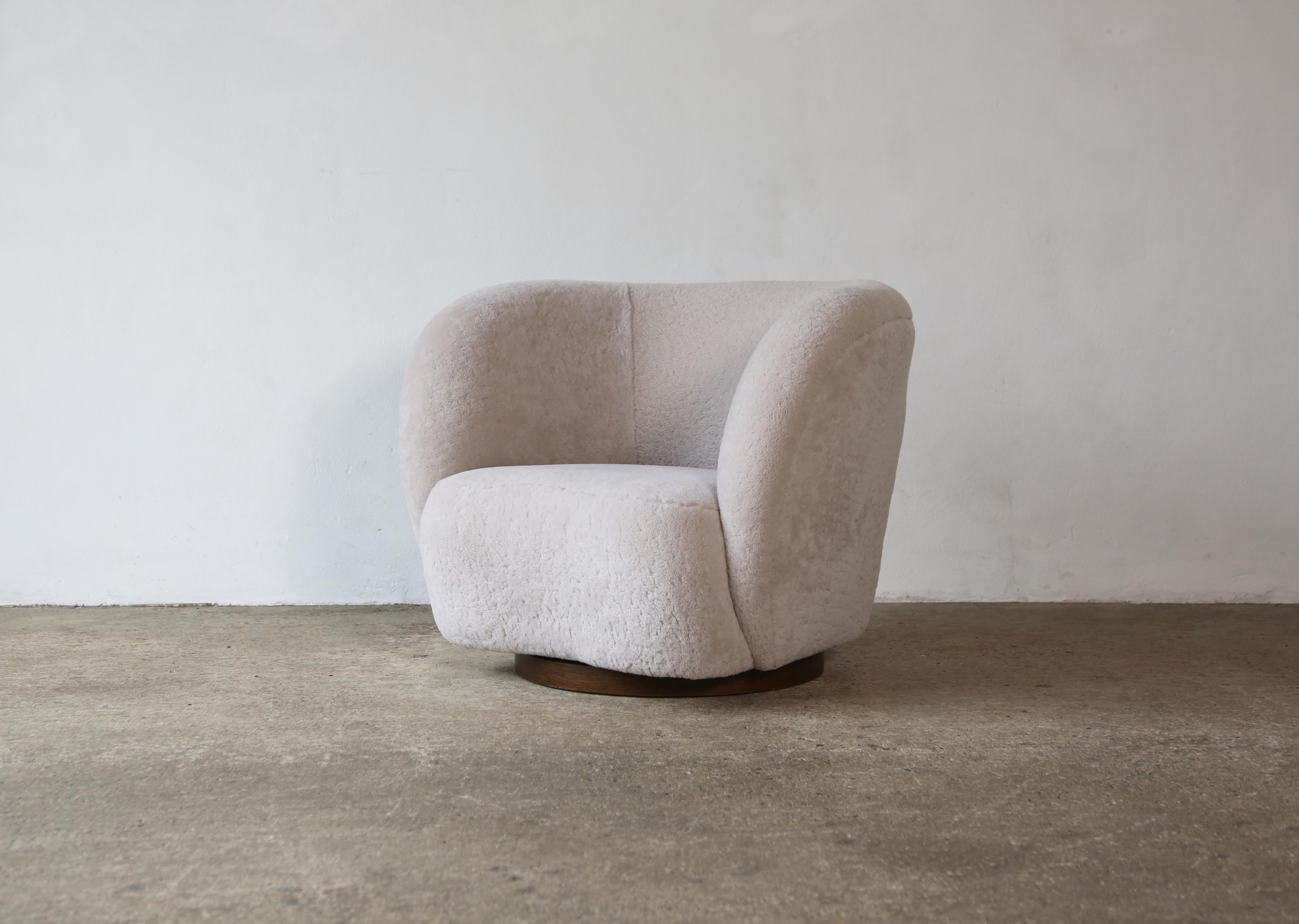 A Pair of Swivel Lounge Chairs in Natural Sheepskin Upholstery For Sale 5