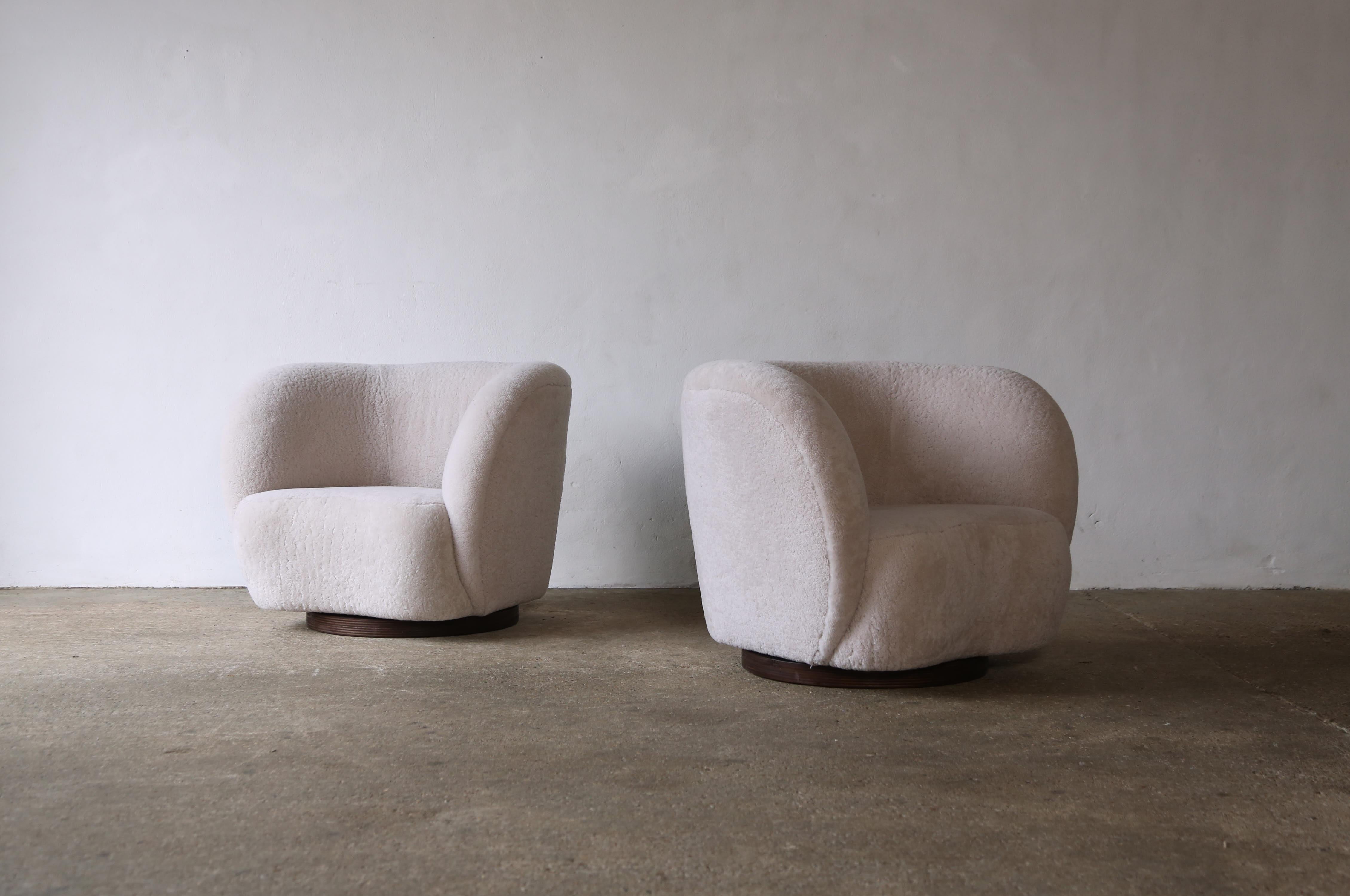 Mid-Century Modern A Pair of Swivel Lounge Chairs in Natural Sheepskin Upholstery For Sale