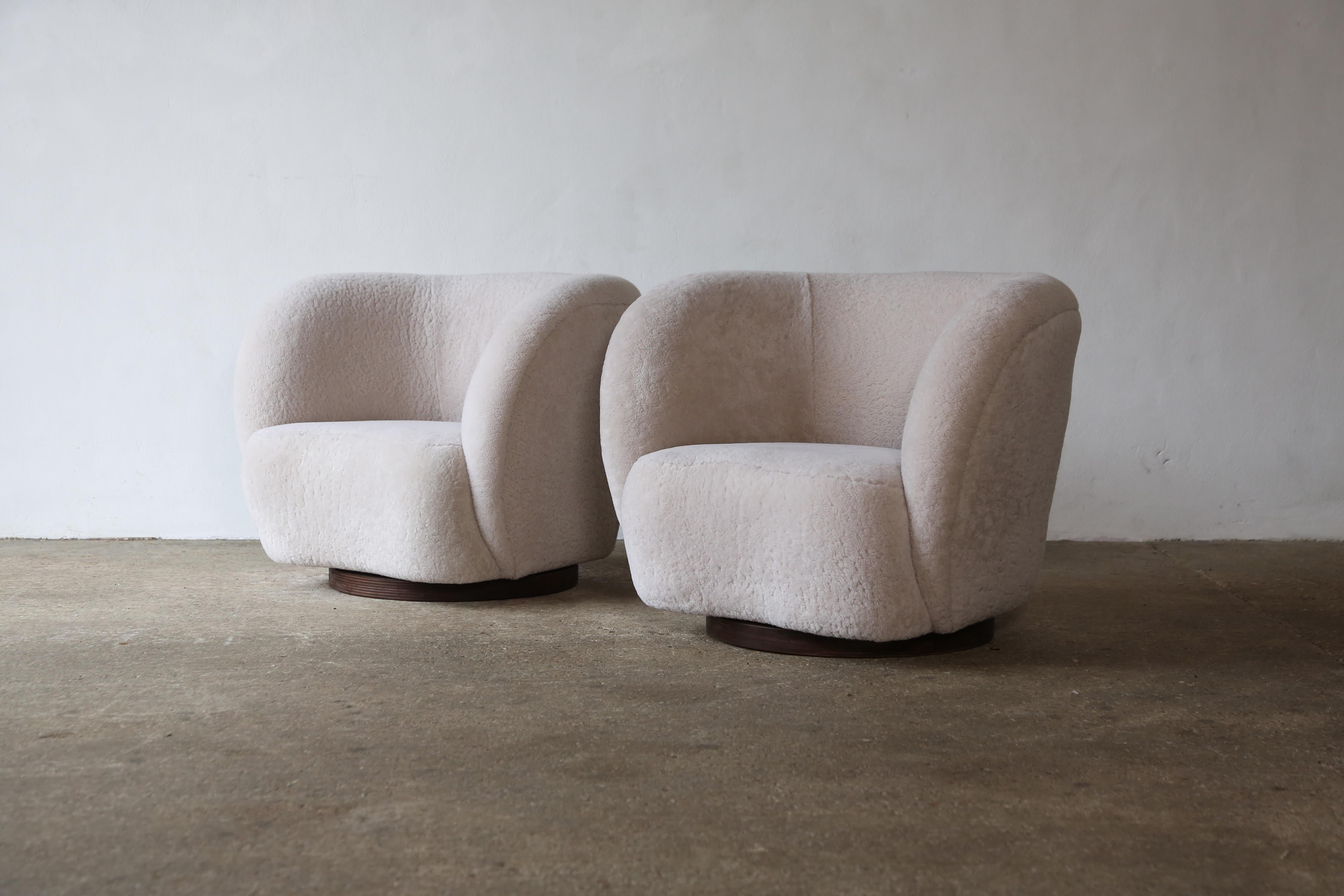A Pair of Swivel Lounge Chairs in Natural Sheepskin Upholstery In Good Condition For Sale In London, GB