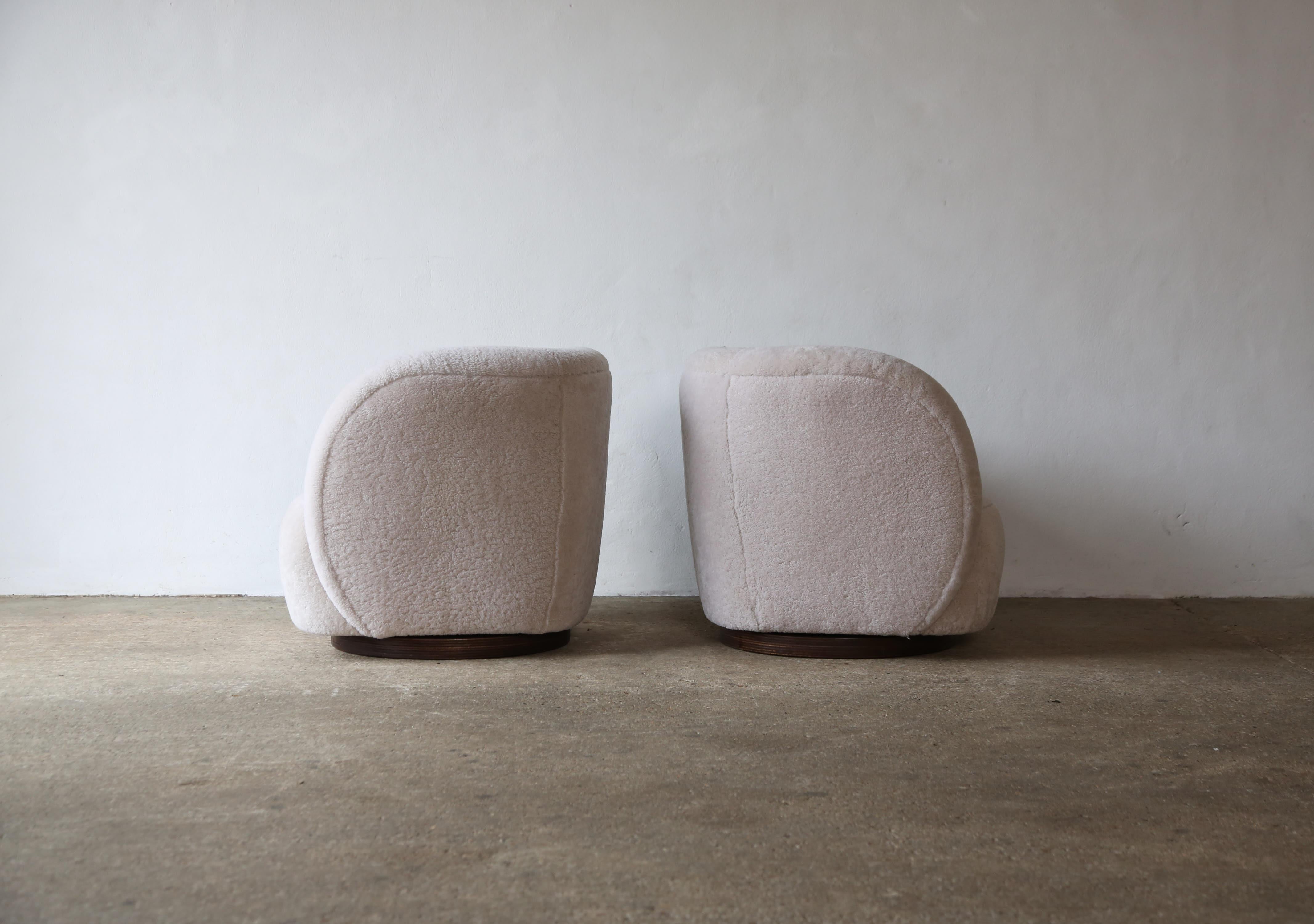 Contemporary A Pair of Swivel Lounge Chairs in Natural Sheepskin Upholstery For Sale