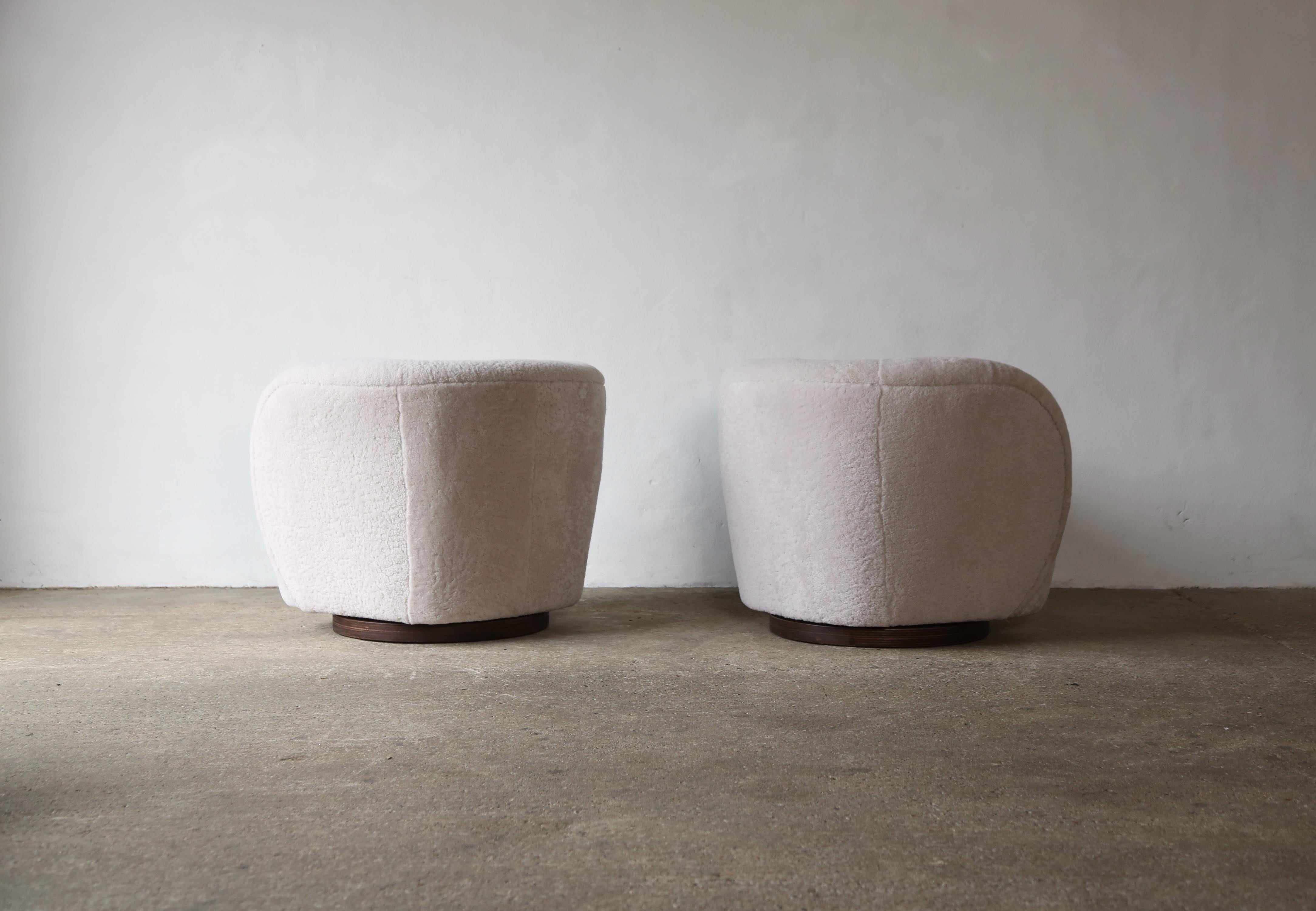 A Pair of Swivel Lounge Chairs in Natural Sheepskin Upholstery For Sale 1