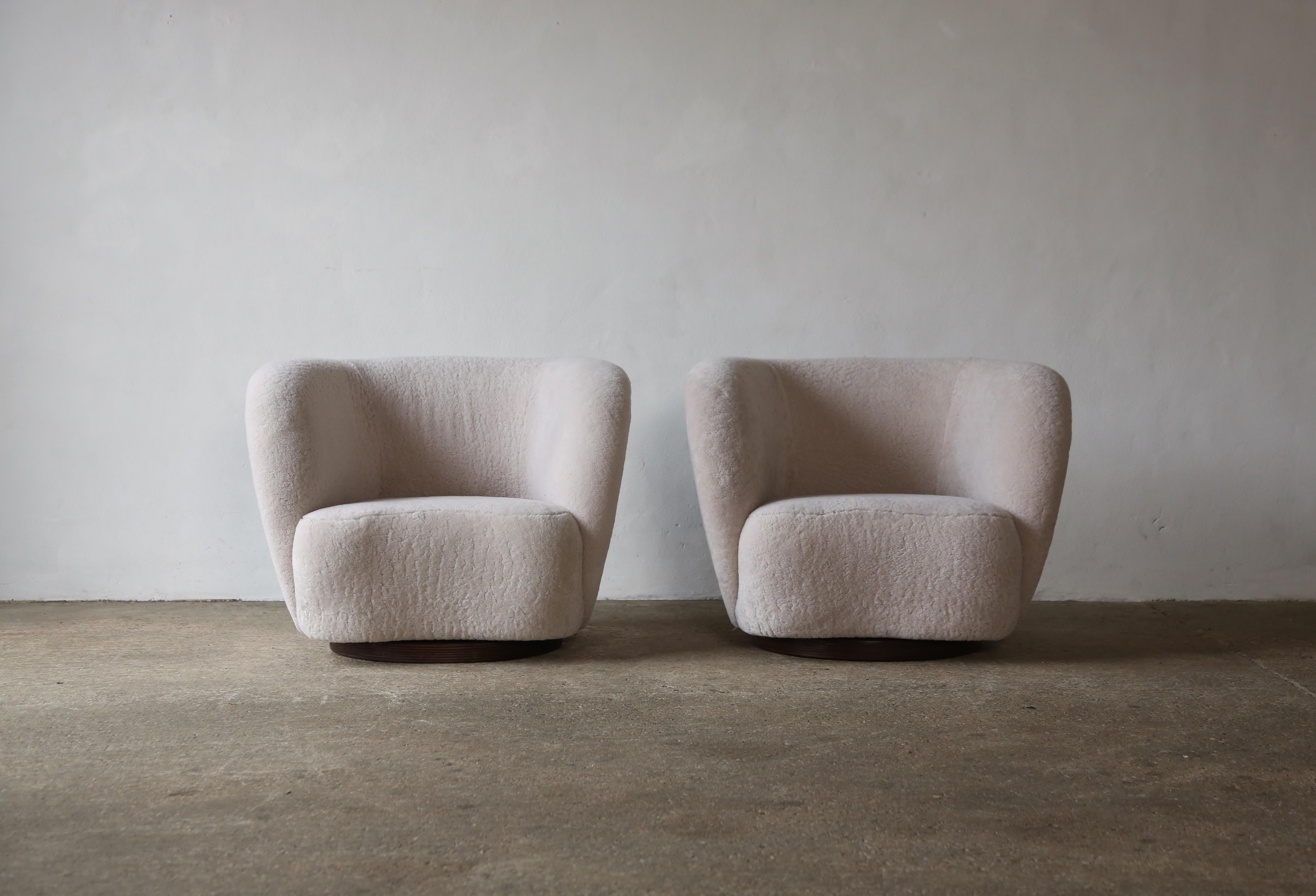 A Pair of Swivel Lounge Chairs in Natural Sheepskin Upholstery For Sale 2