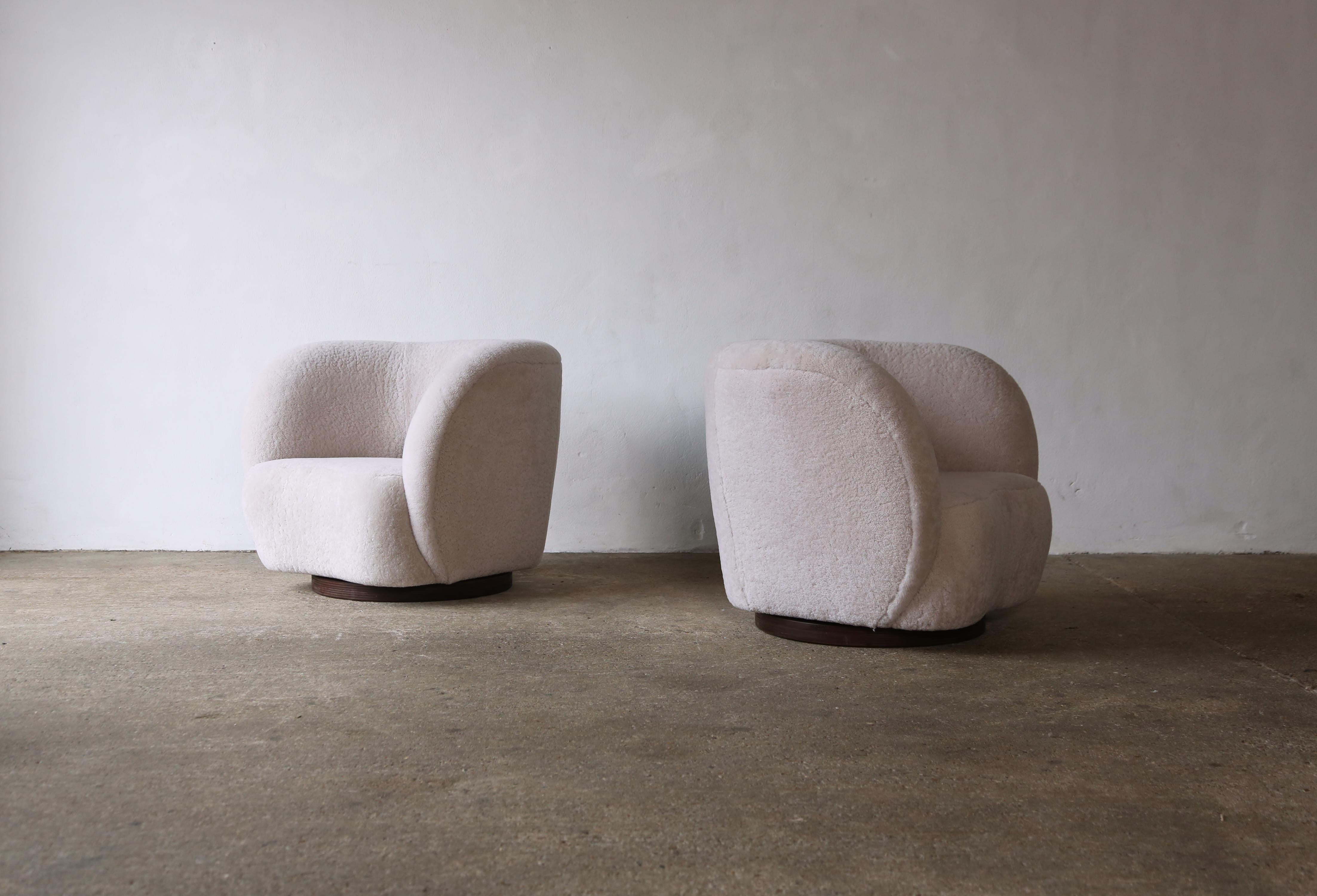 A Pair of Swivel Lounge Chairs in Natural Sheepskin Upholstery For Sale 3