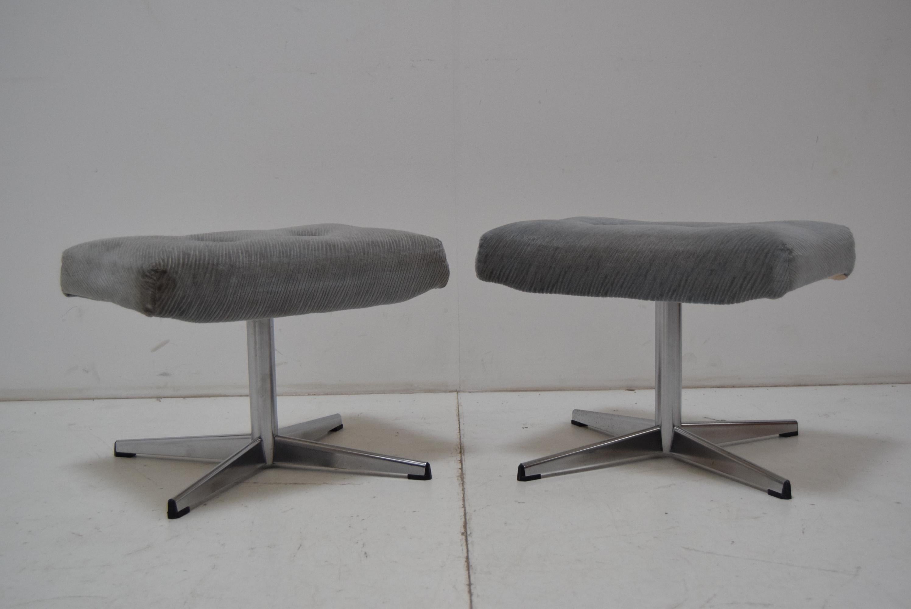 
Thanks to their minimalist appearance, these pieces are universal for various interior styles.
The fabric shows signs of use
The chrome base has an aging patina
Original condition
