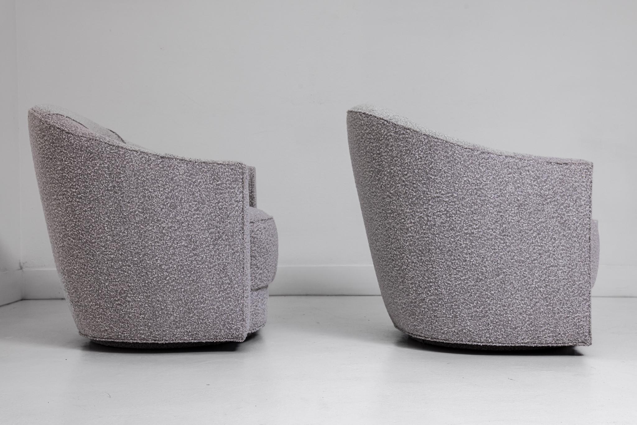 Mid-Century Modern Pair of Swiveling Tub Chairs 